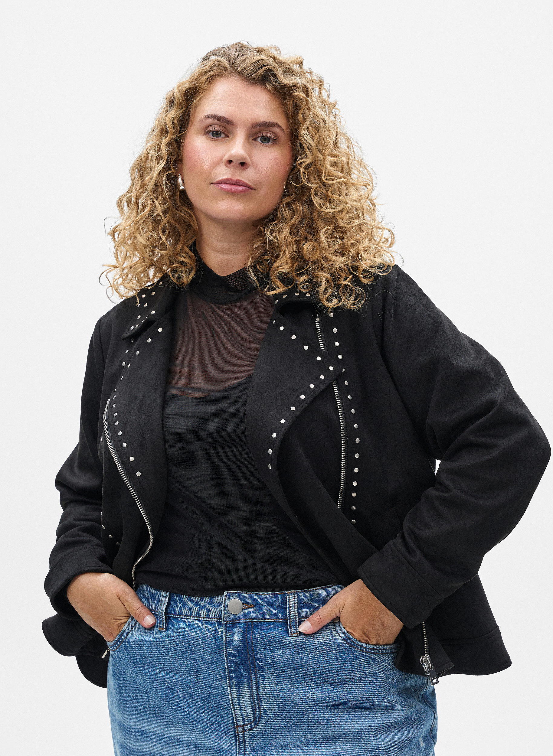 Zizzi Veste motard en similicuir su&eacute;d&eacute; avec clous, Noir, Model image number 0