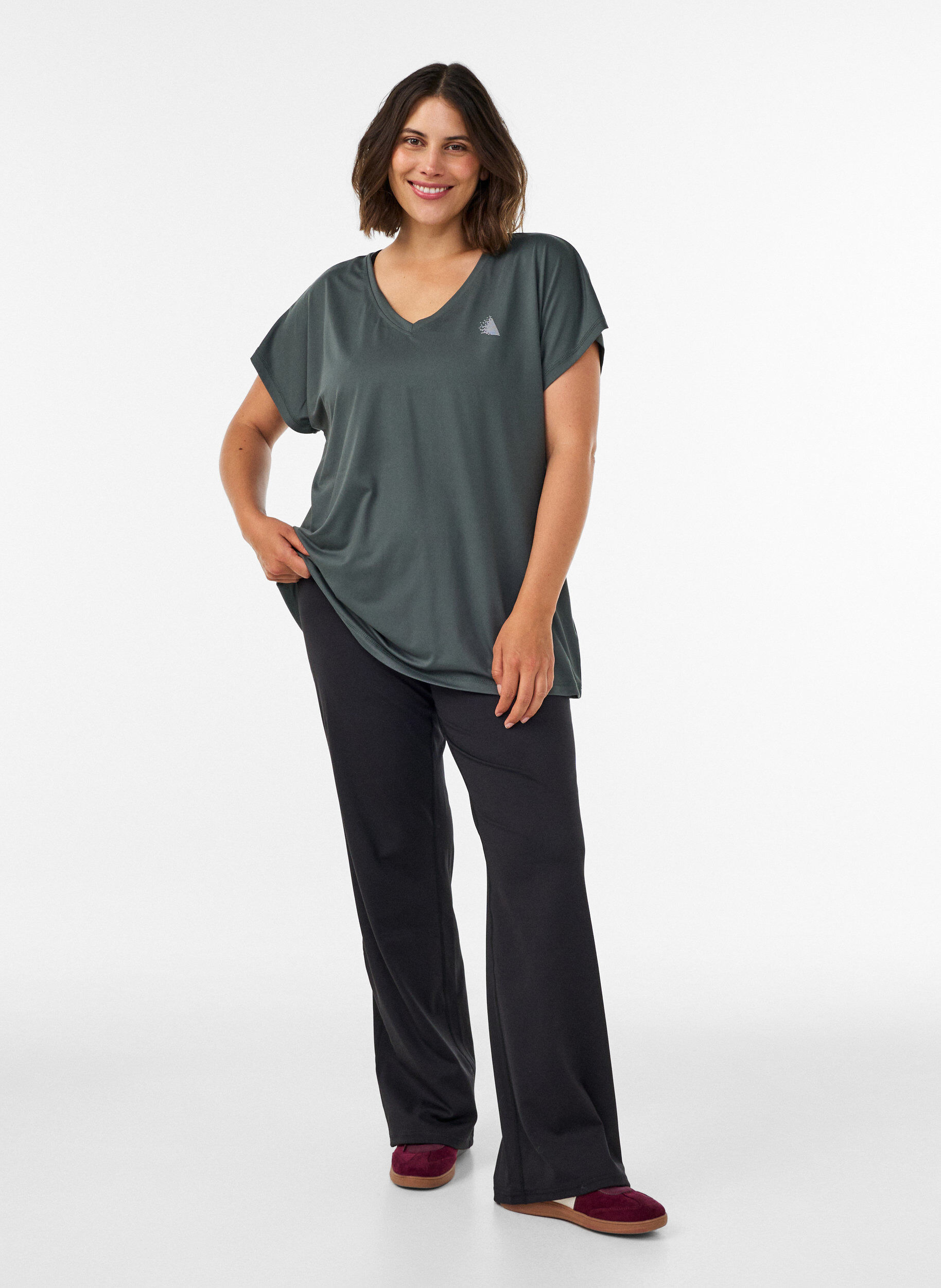 ZizziLoose training t-shirt with V-neck, Vert fonc&eacute;, Model image number 1