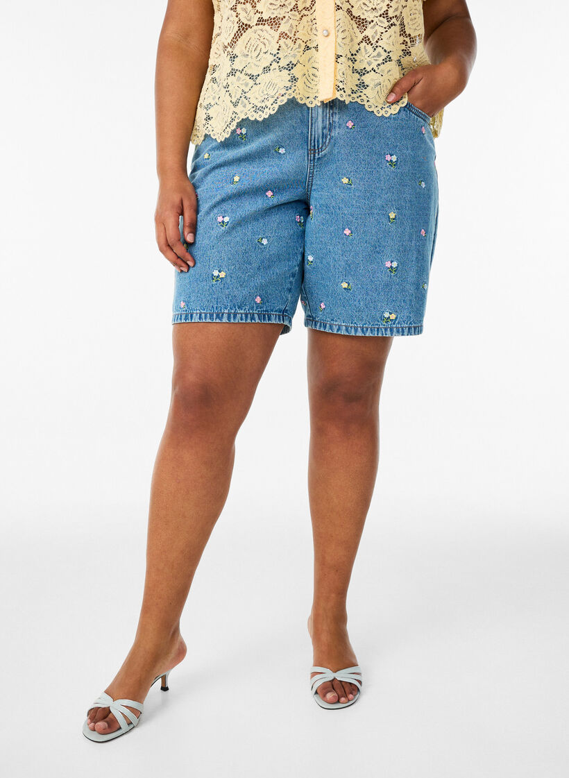 Short en jean avec fleurs brod&eacute;es, Bleu Clair, Model image number 3