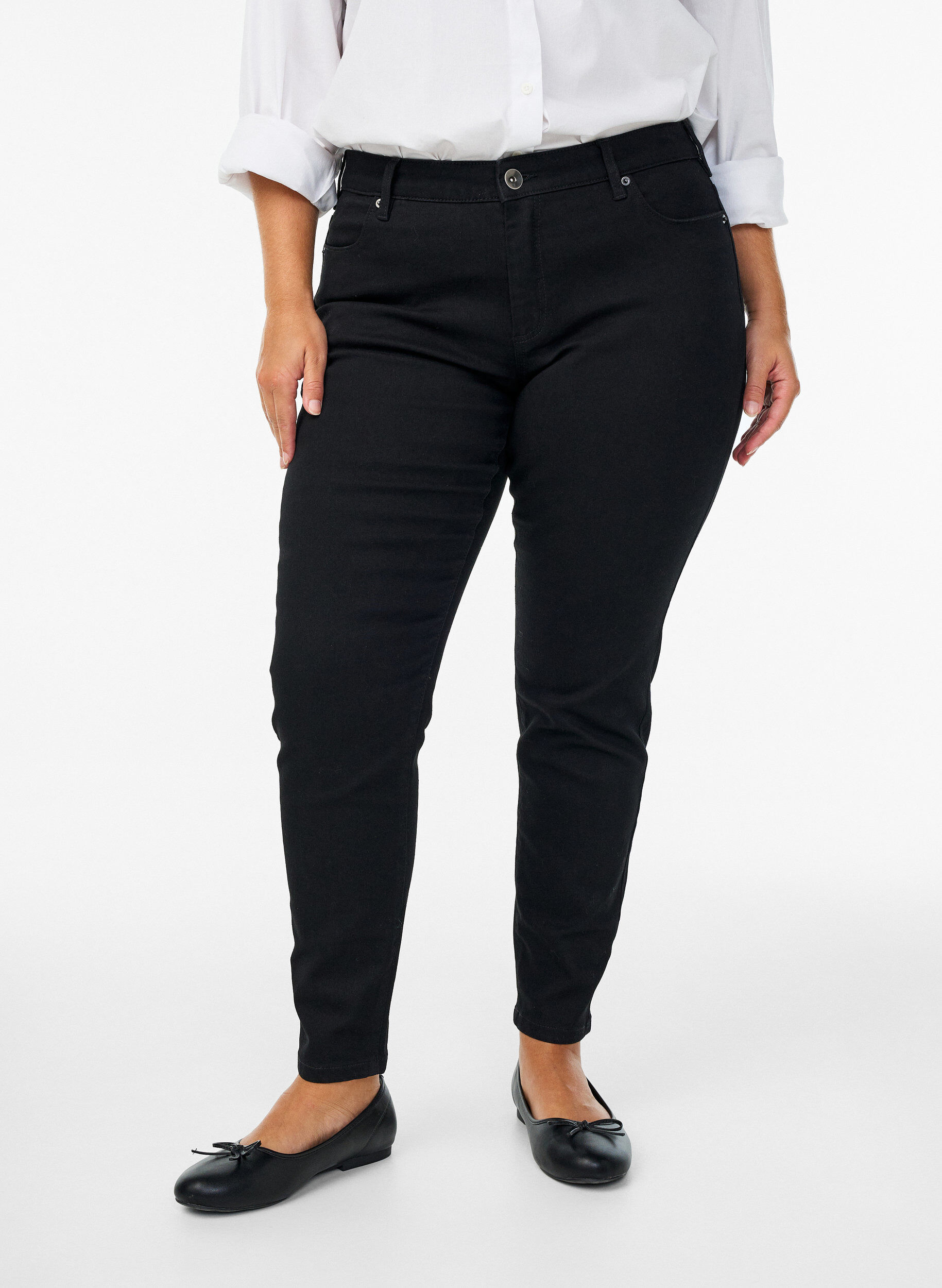 Zizzi Slim Fit Emily Jeans mit normaler Taille, Schwarz, Model image number 2
