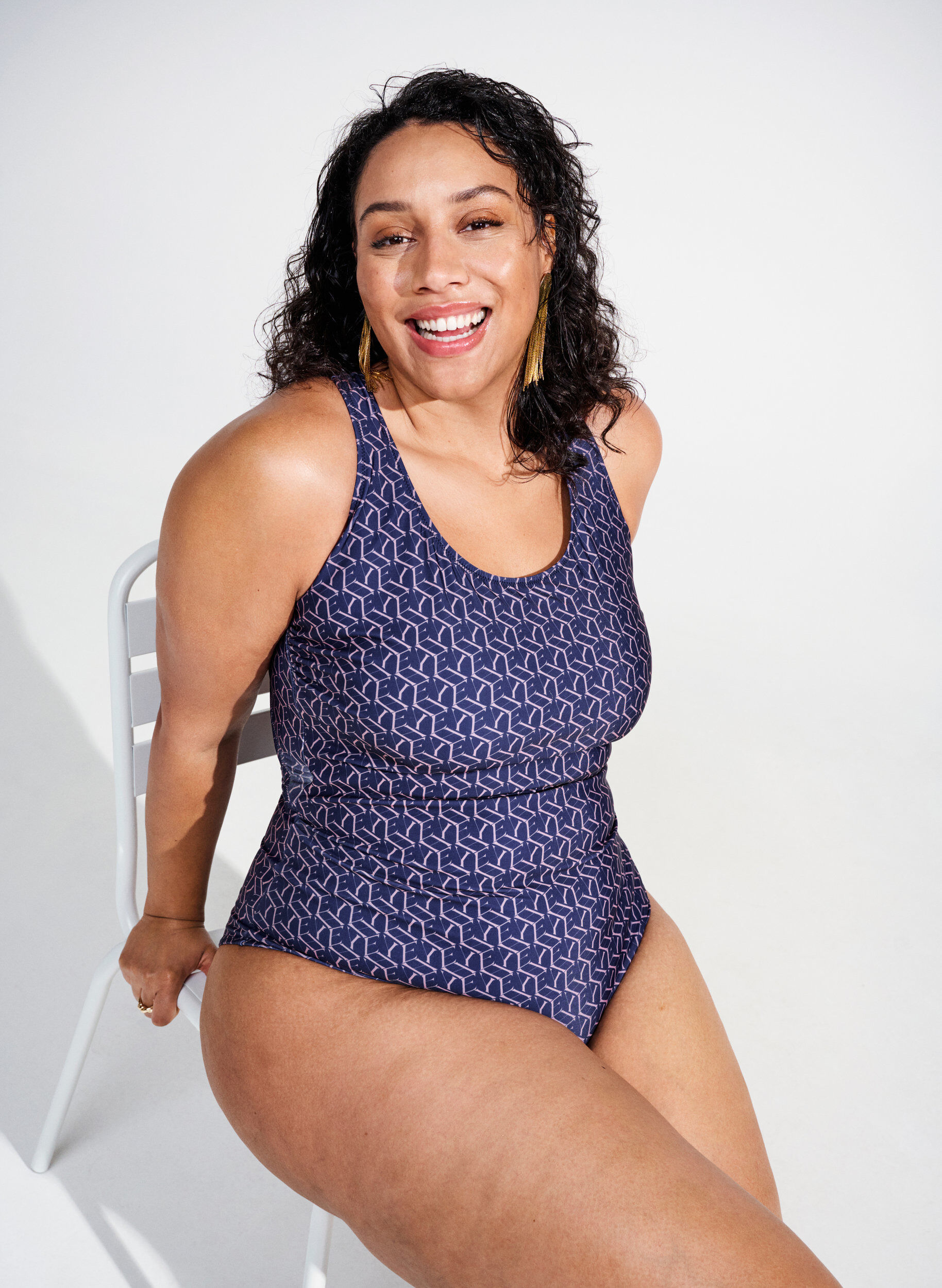 Zizzi Badeanzug mit Print und Kreuz am R&uuml;cken, Text Print, Image image number 0