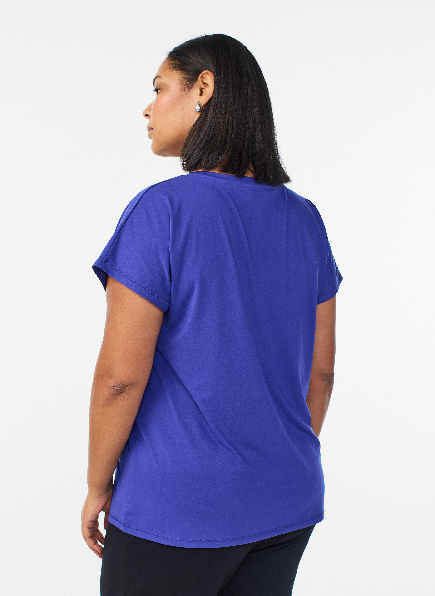 Zizzi Lockeres Trainings-T-Shirt mit V-Ausschnitt, Lila, Model image number 2