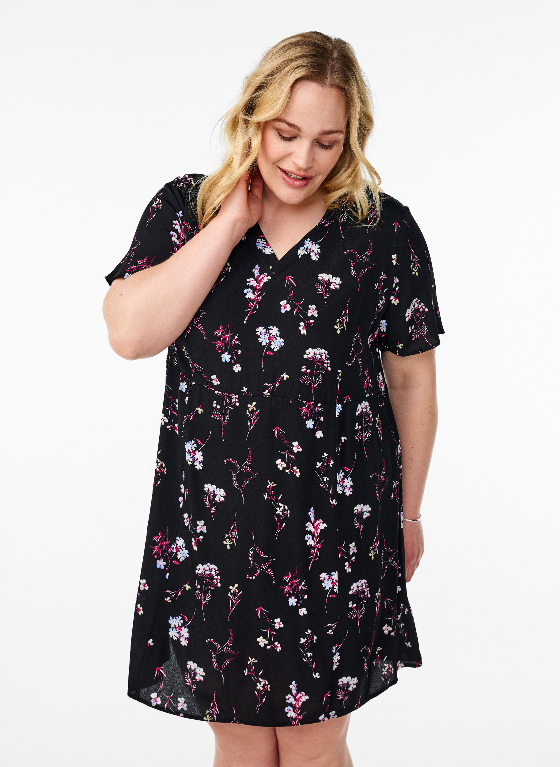 Kurzes Kleid mit Blumendruck, Schwarz, Model