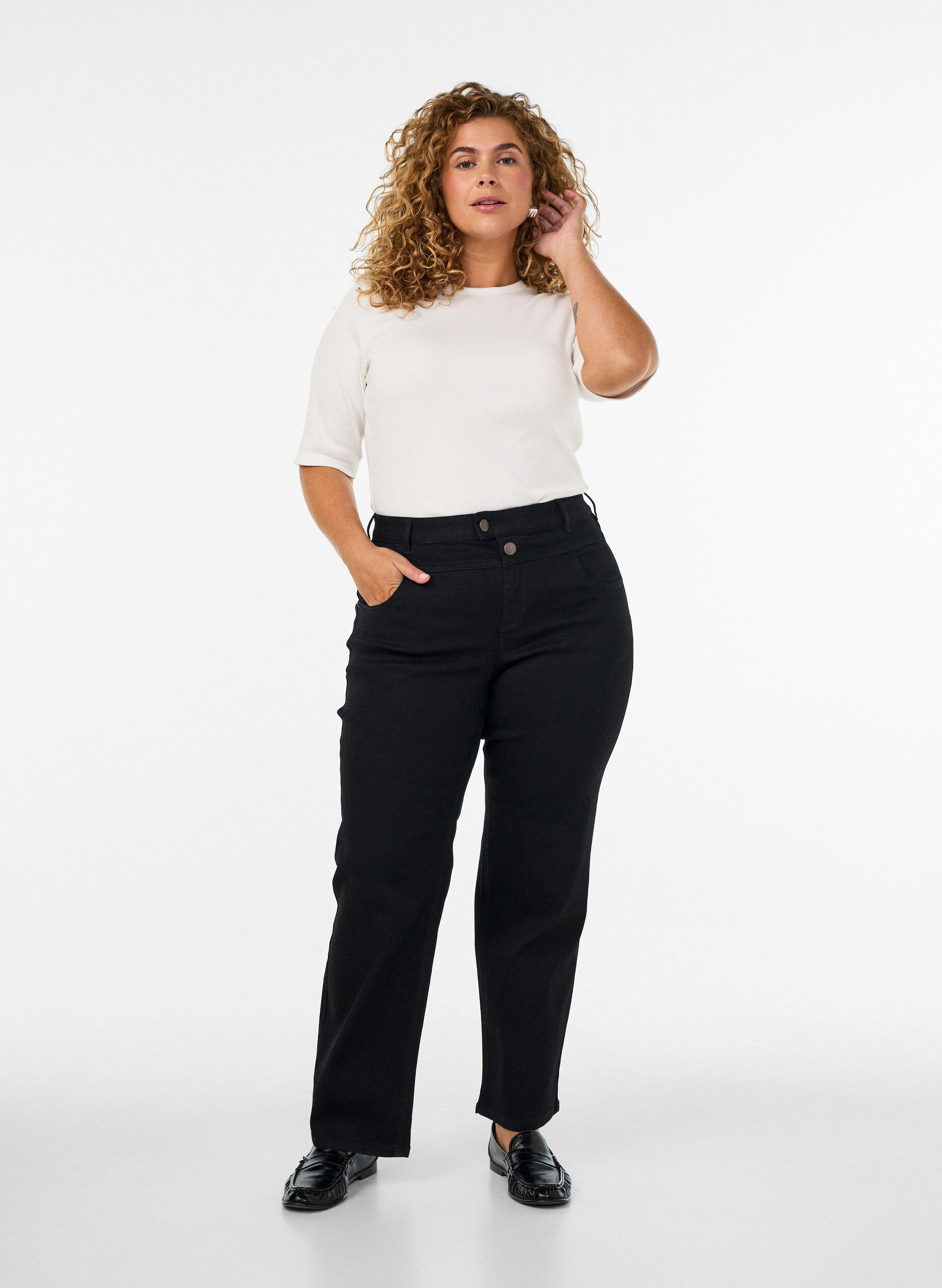 Gemma Jeans mit normaler Passform und hoher Taille, Schwarz, Model