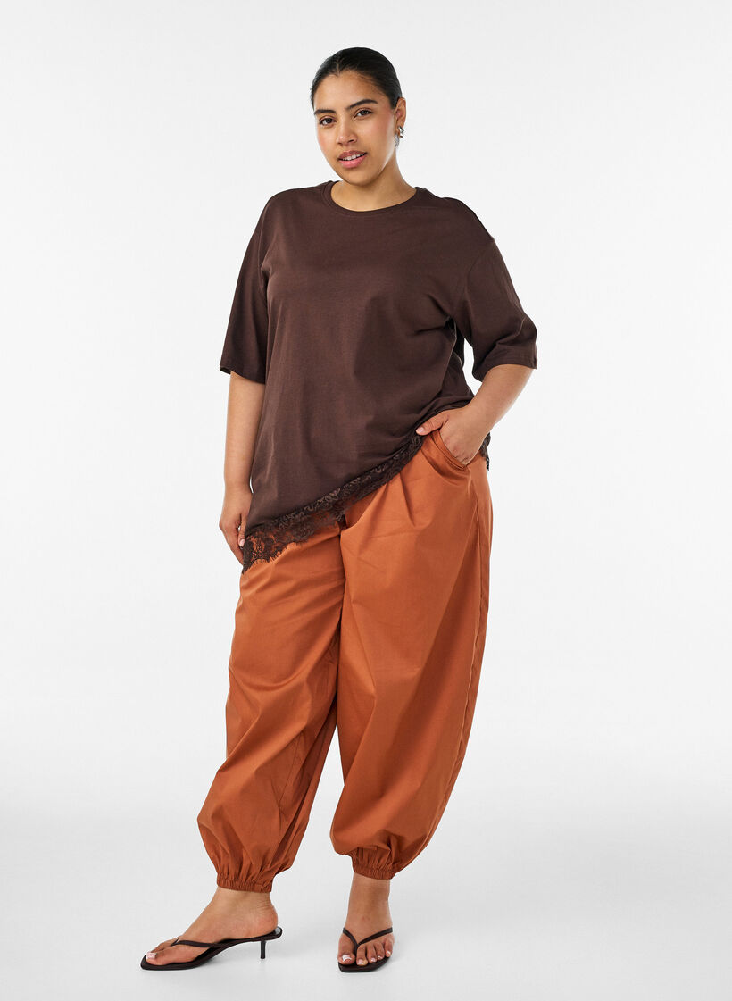 T-shirt avec ourlet asym&eacute;trique en dentelle, Marron, Model image number 1