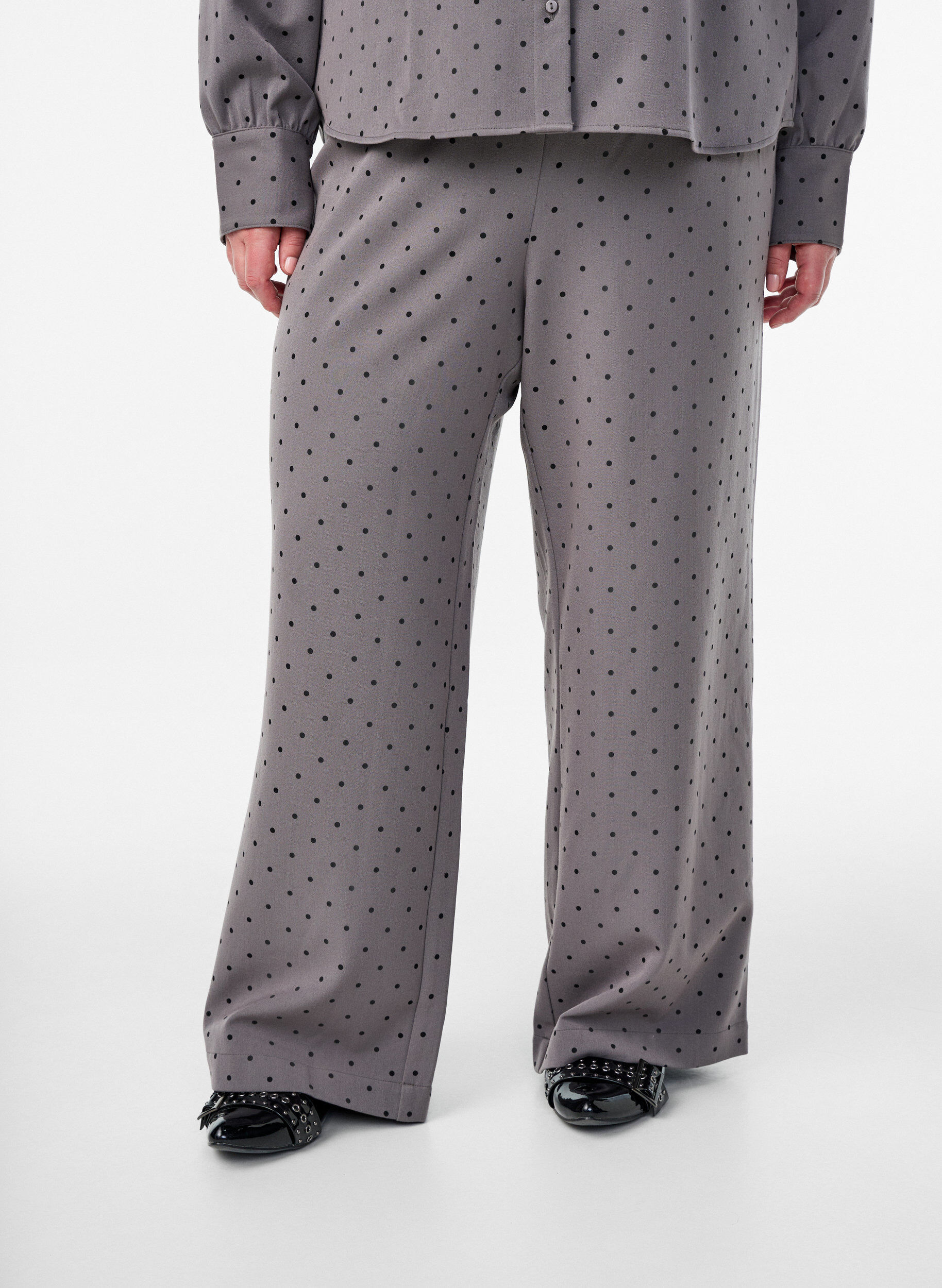 Zizzi Weite Hose mit hoher Taille, Grau, Model image number 2