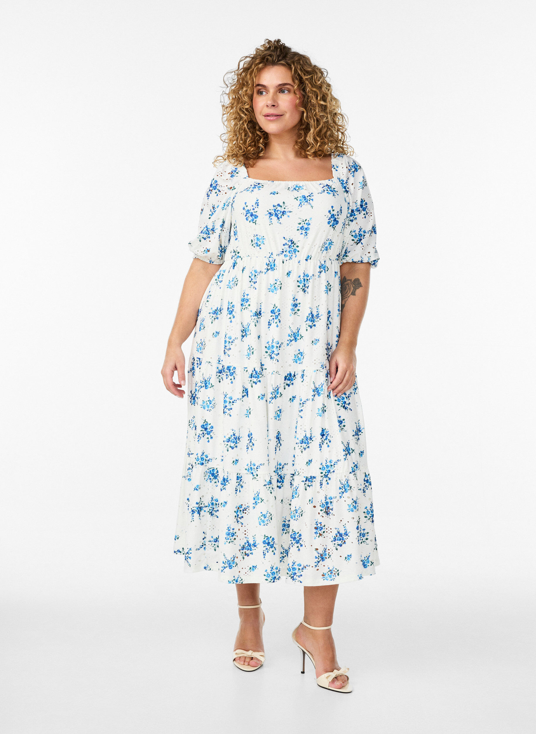 Kn&ouml;chellanges Kleid mit Blumenprint und Lochstickerei, Wei&szlig;, Model
