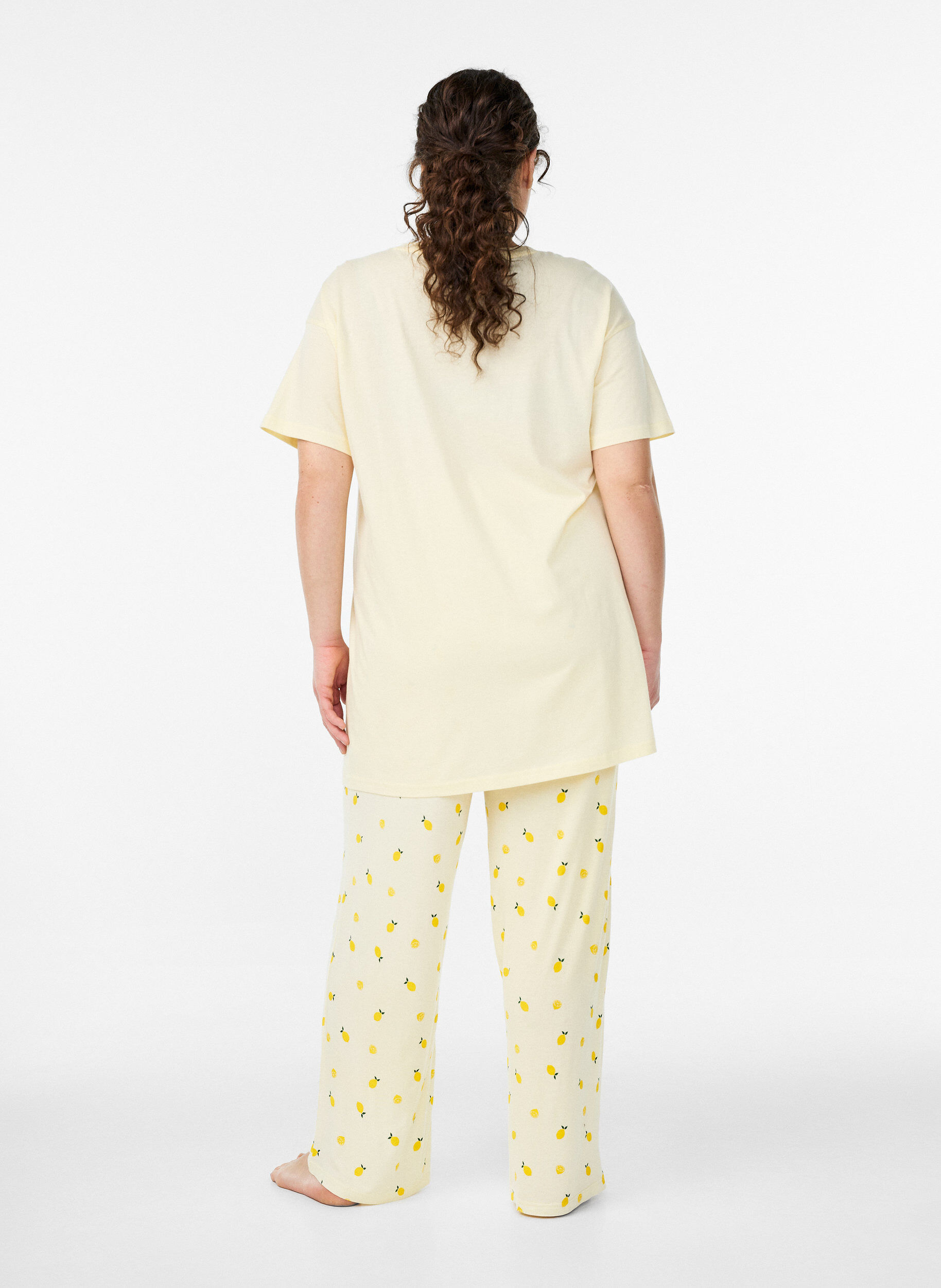 Zizzi Pantalon de pyjama en jersey doux avec taille haute et imprim&eacute; fruits, Jaune clair, Model image number 1