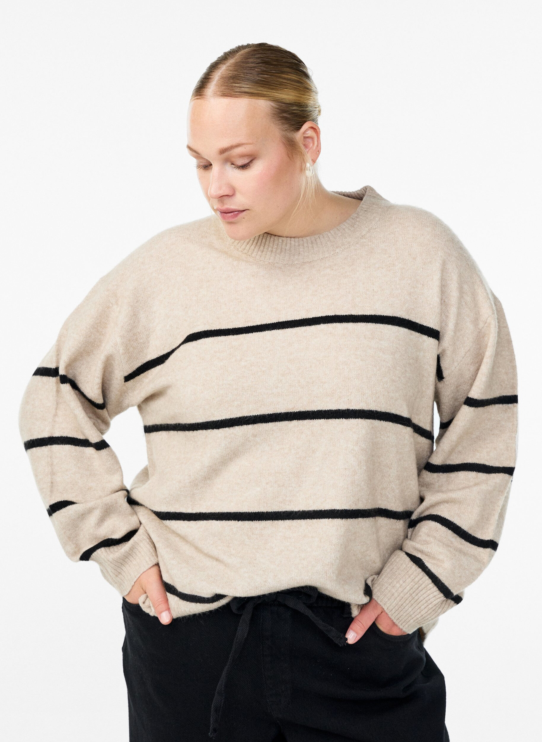 Zizzi Pull ray&eacute; ample, Beige, Model image number 0