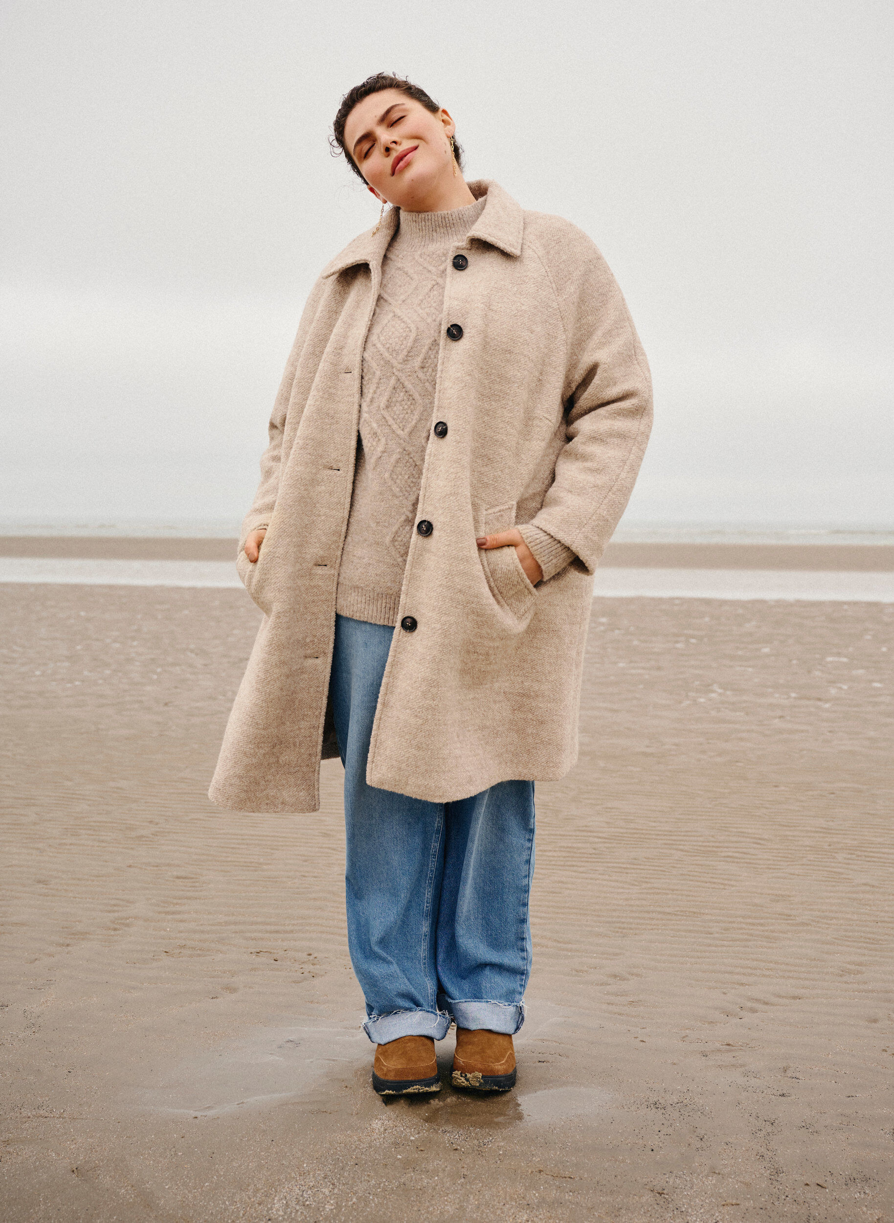 Zizzi Manteau boucl&eacute; &agrave; carreaux avec boutons, Simply Taupe, Image image number 1