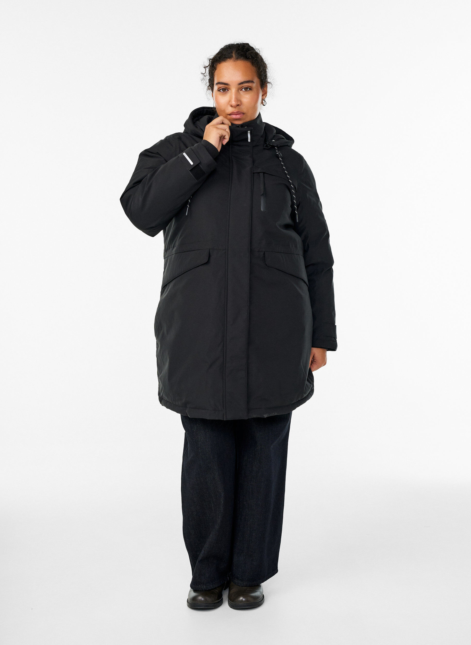Zizzi Wasserabweisender Parka mit Kapuze und funktionellen Details, Schwarz, Model image number 1