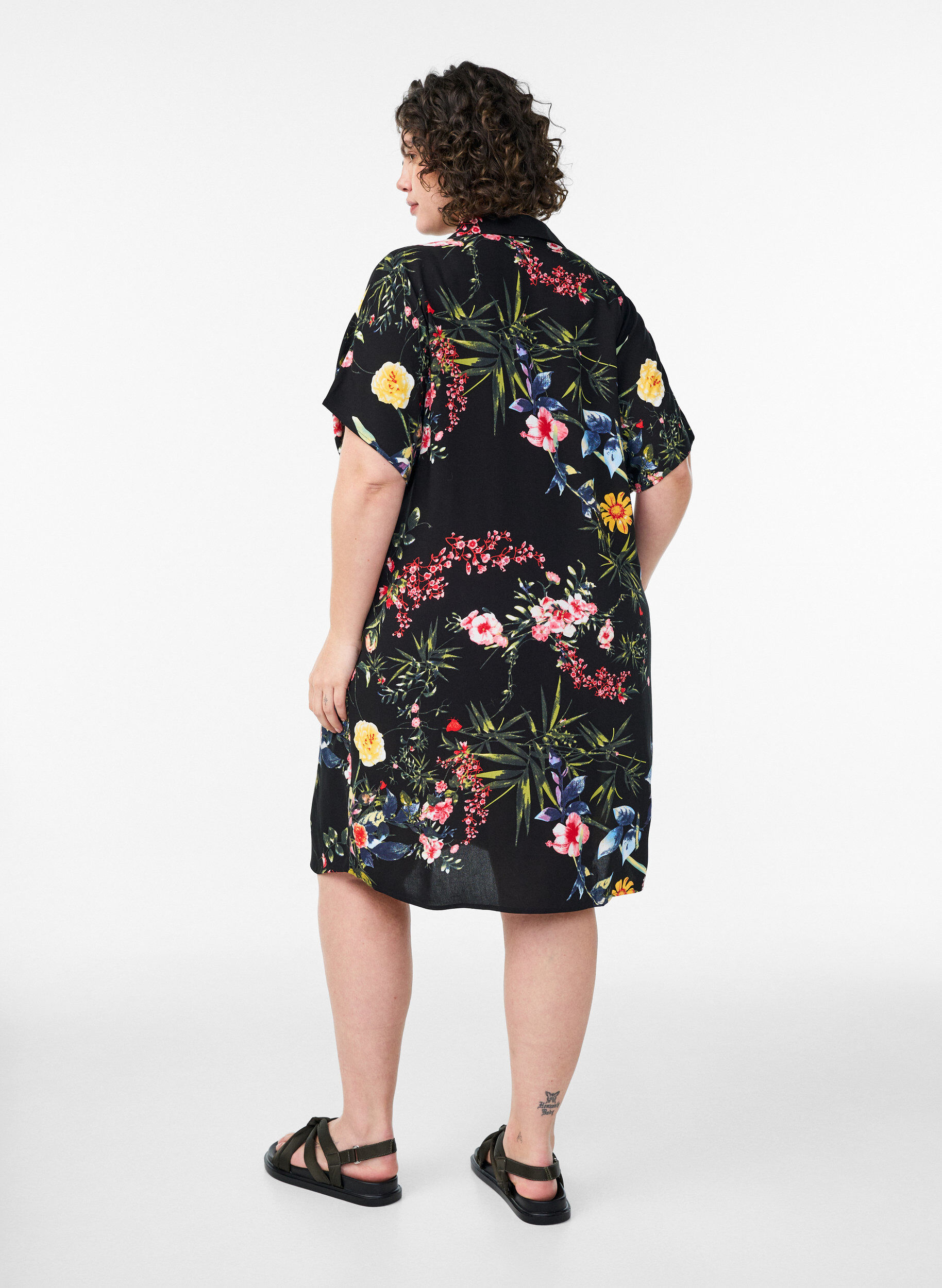 Zizzi Chemise longue ample en viscose, Noir, Model image number 2