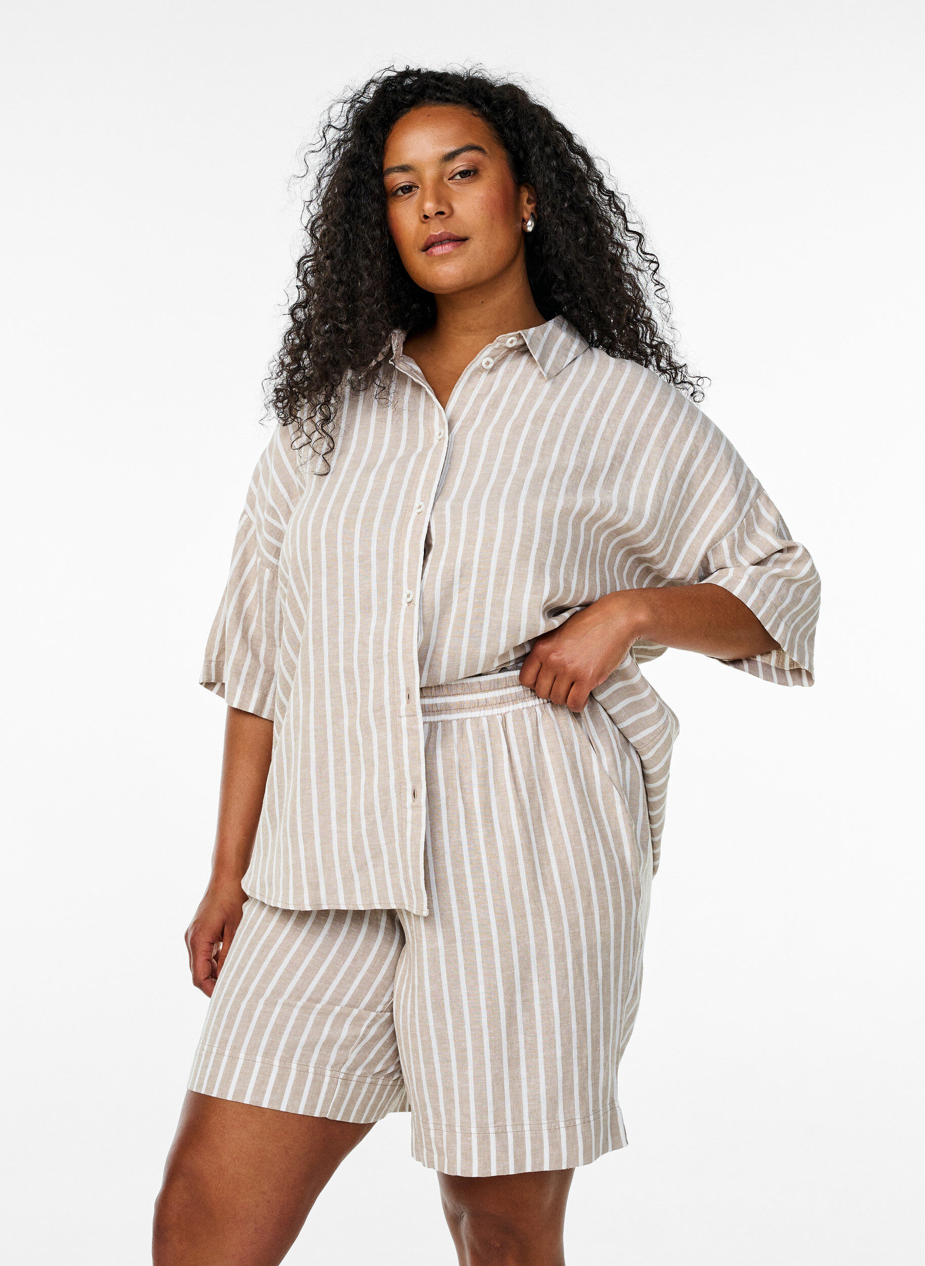 Gestreifte Shorts aus Leinen und Viskose, Beige, Model