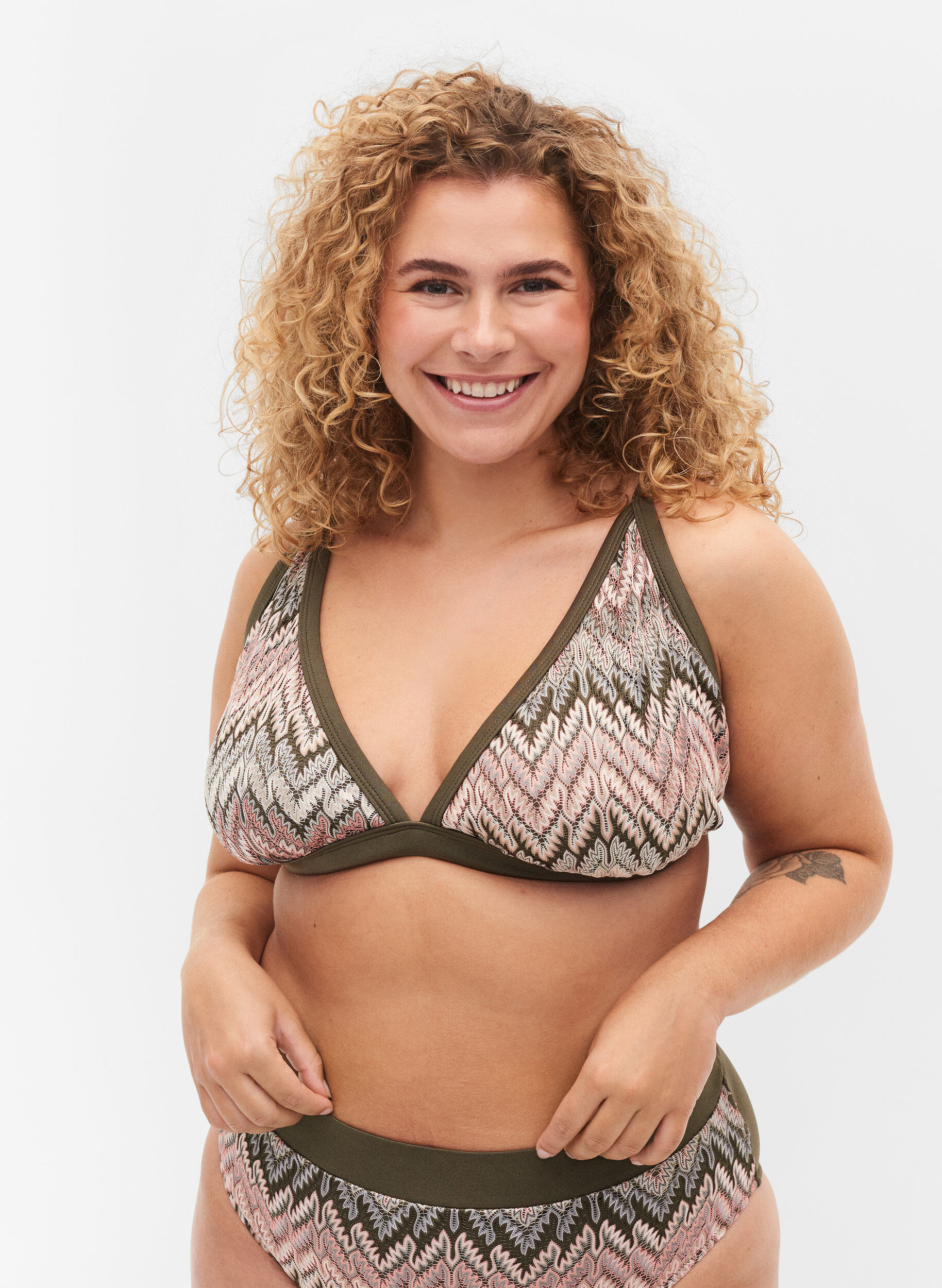 Zizzi Haut de bikini triangle &agrave; motifs, Beech AOP, Model image number 0