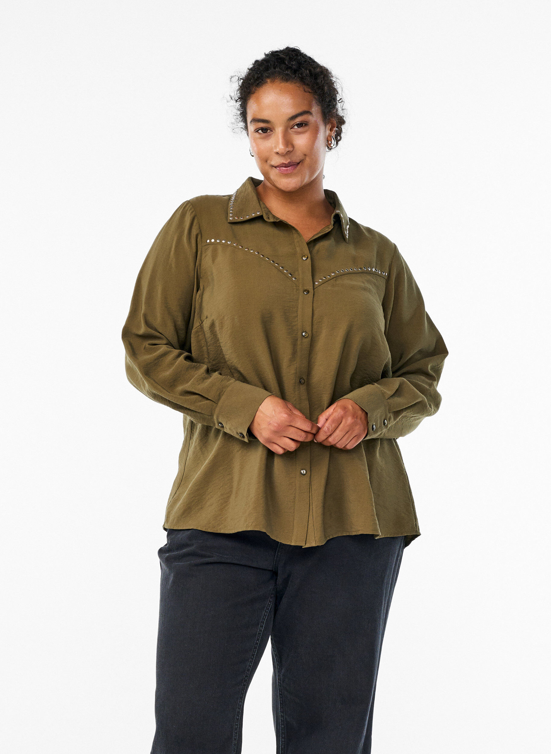 Chemise avec clous, Vert fonc&eacute;, Model