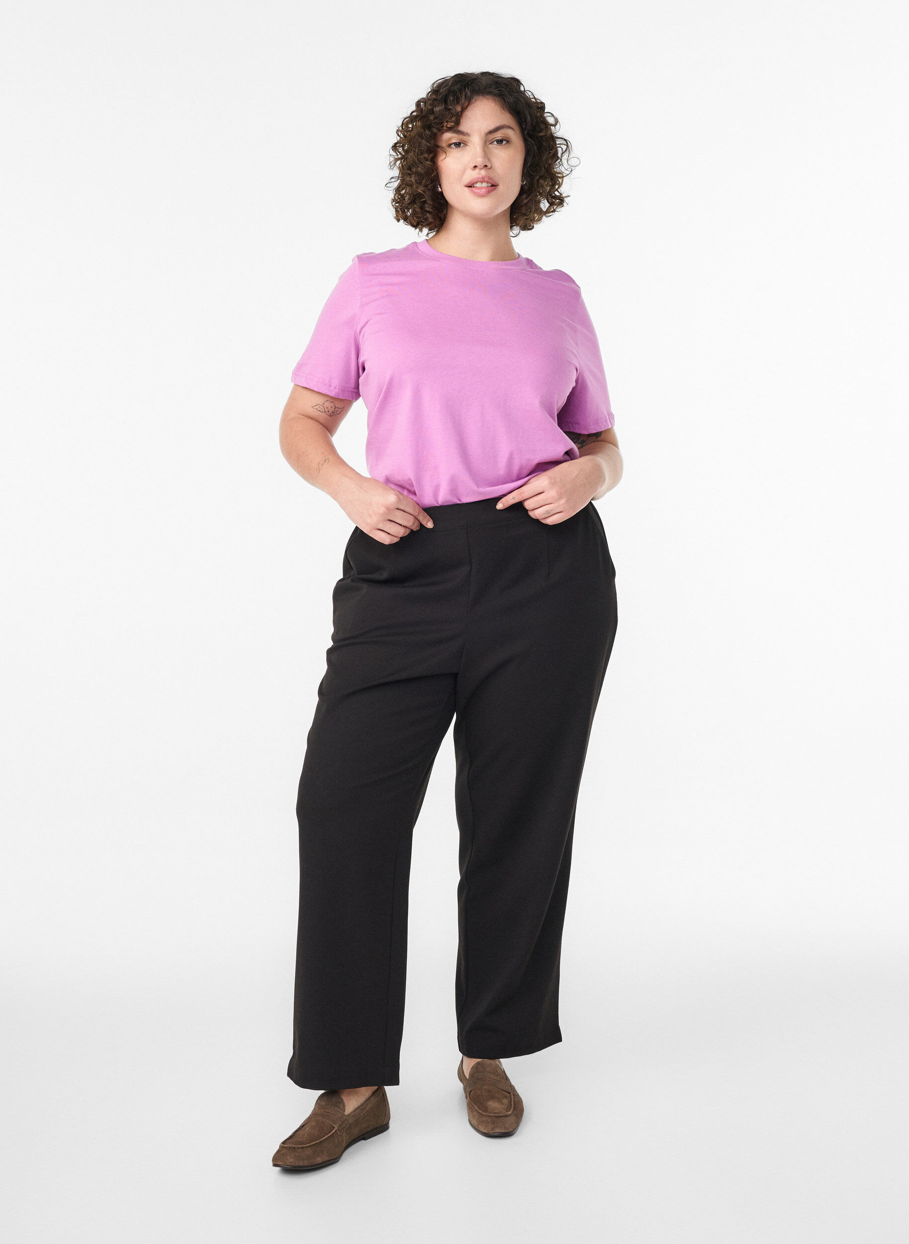 Zizzi Basic-T-Shirt aus Baumwolle mit Rundhalsausschnitt, Lila, Model image number 1