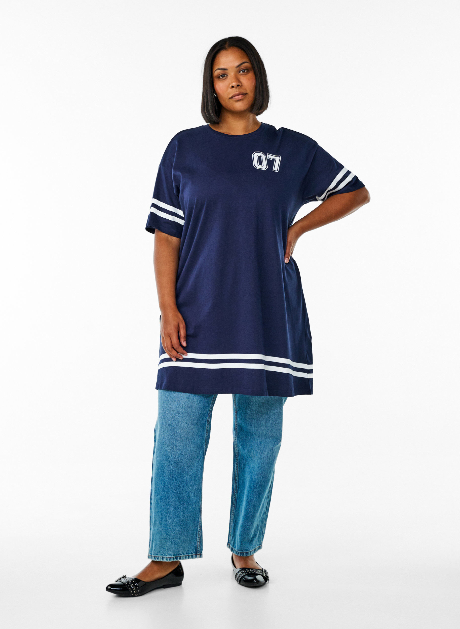 Zizzi Sportliches T-Shirtkleid aus Baumwolle, Blau, Model image number 1