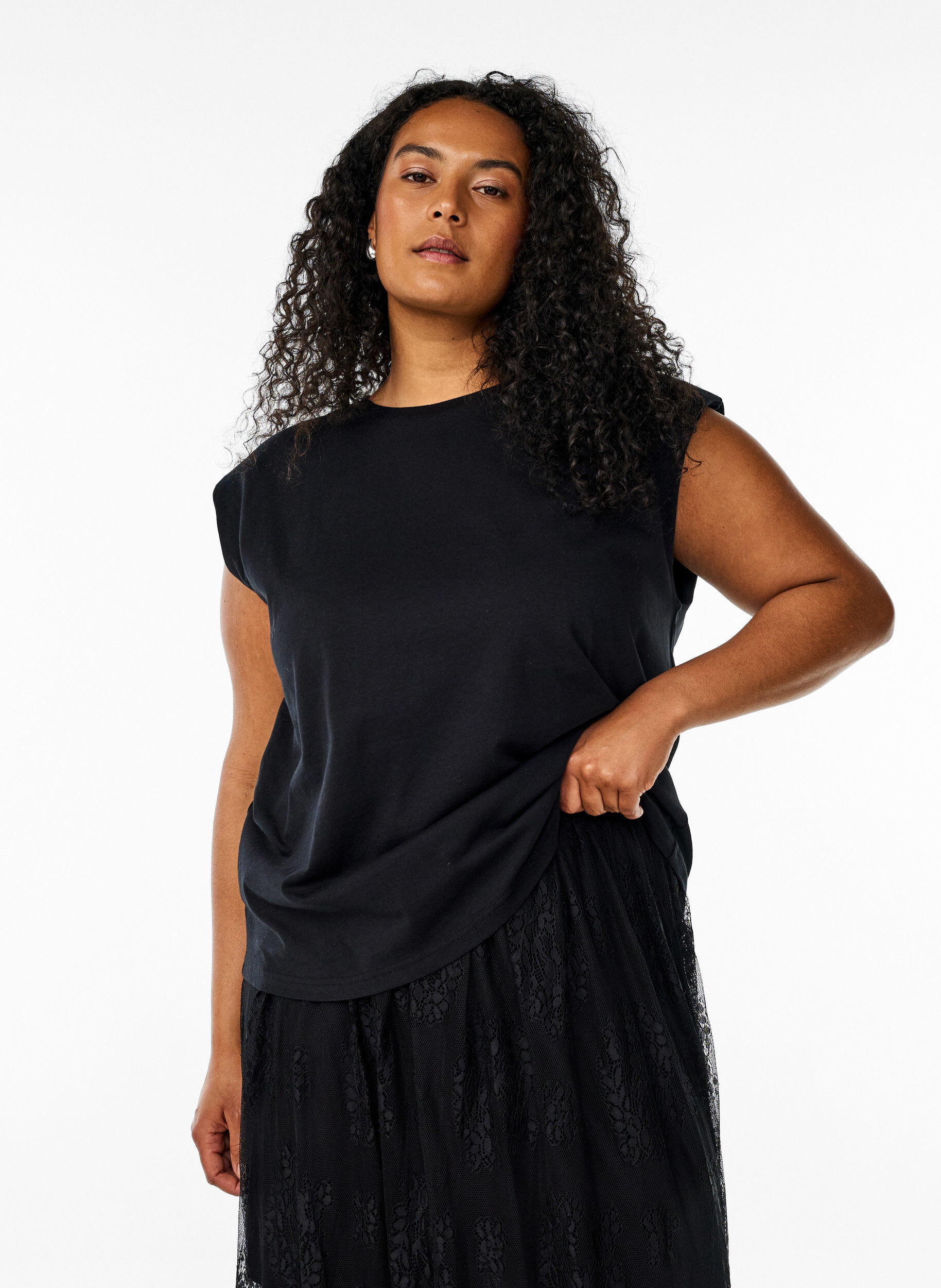 Zizzi &Auml;rmellose Jerseybluse mit Schulterpolstern., Schwarz, Model image number 0