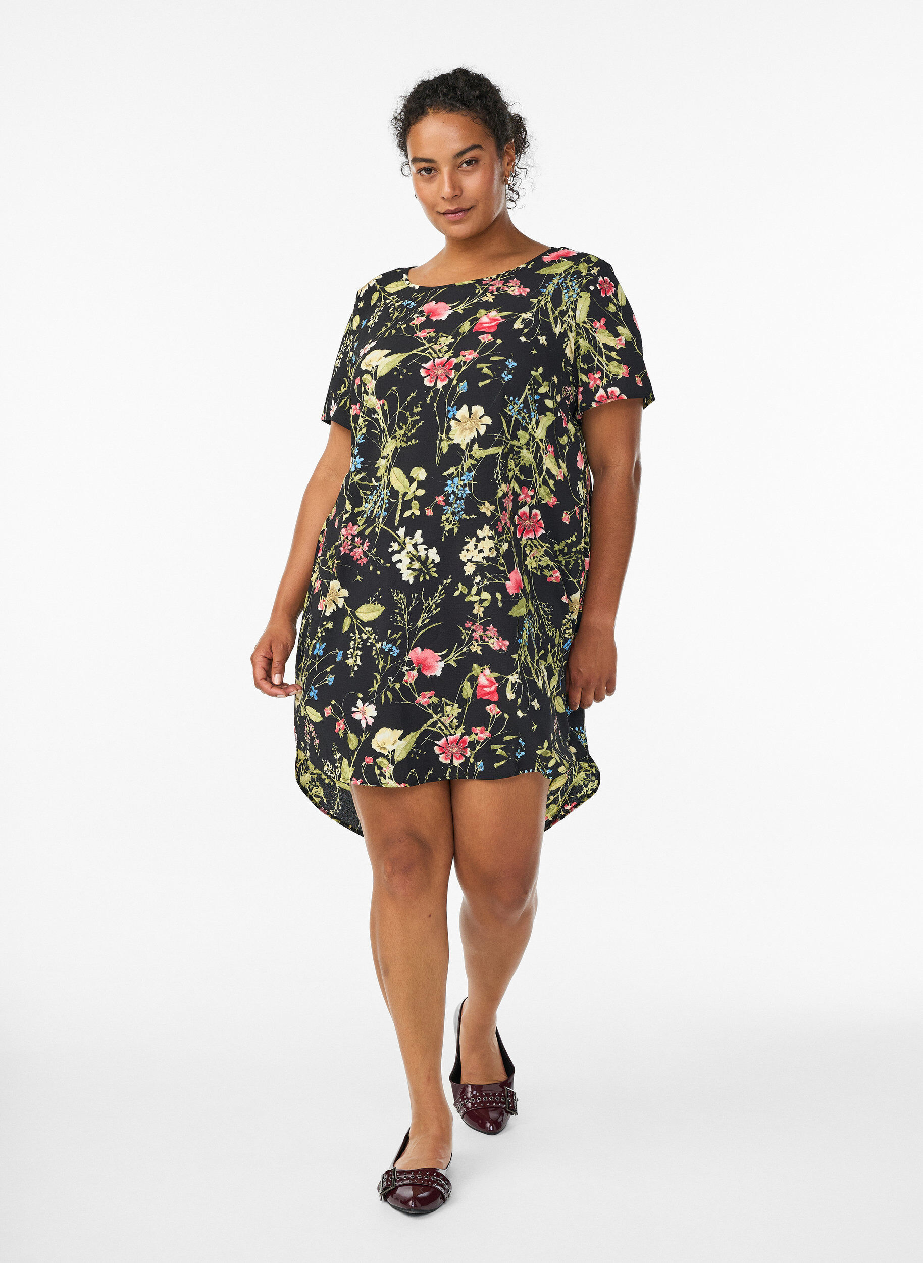 Zizzi Kleid mit Aufdruck und kurzen &Auml;rmeln, Schwarz, Model image number 1