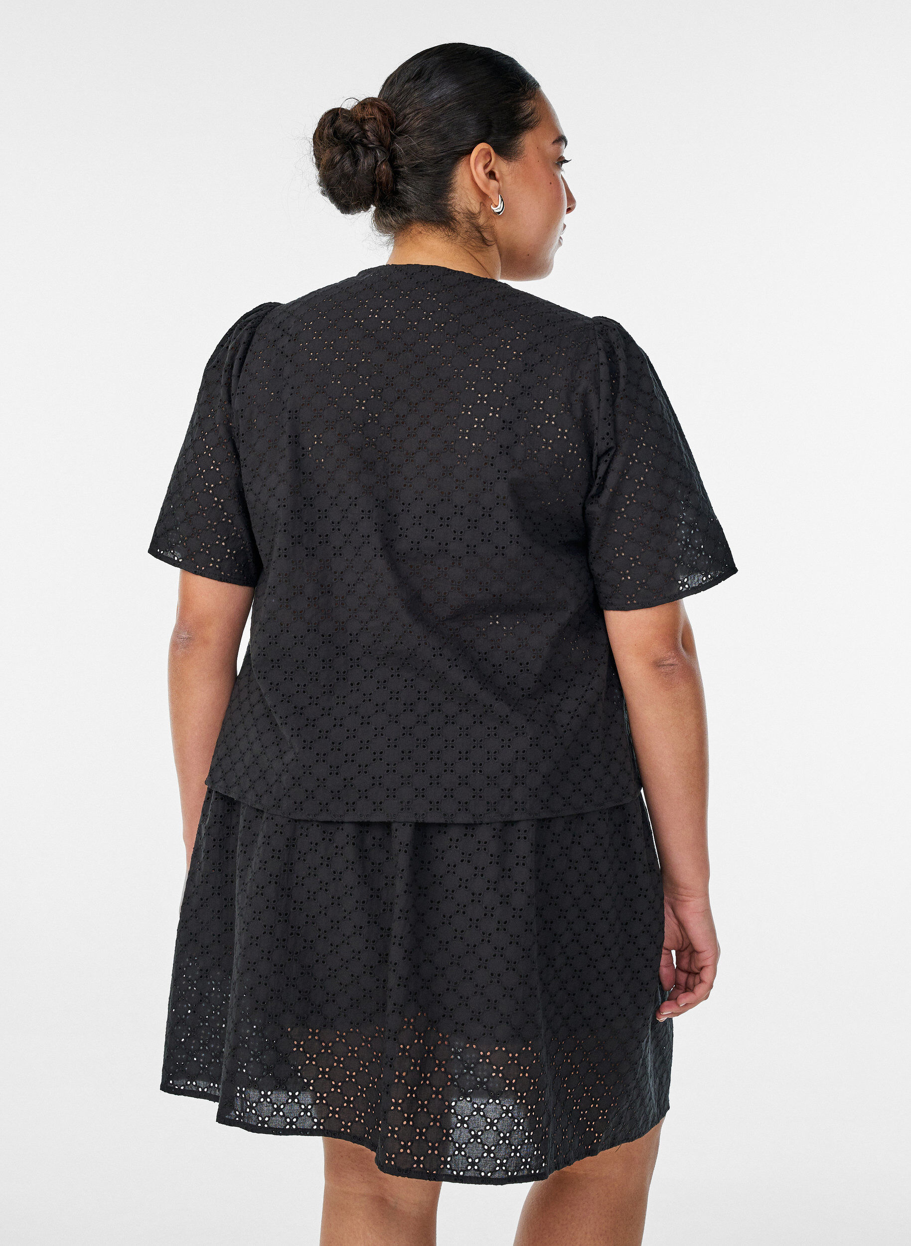 ZizziBluse aus Broderie Anglaise mit Knopfleiste, Schwarz, Model image number 2