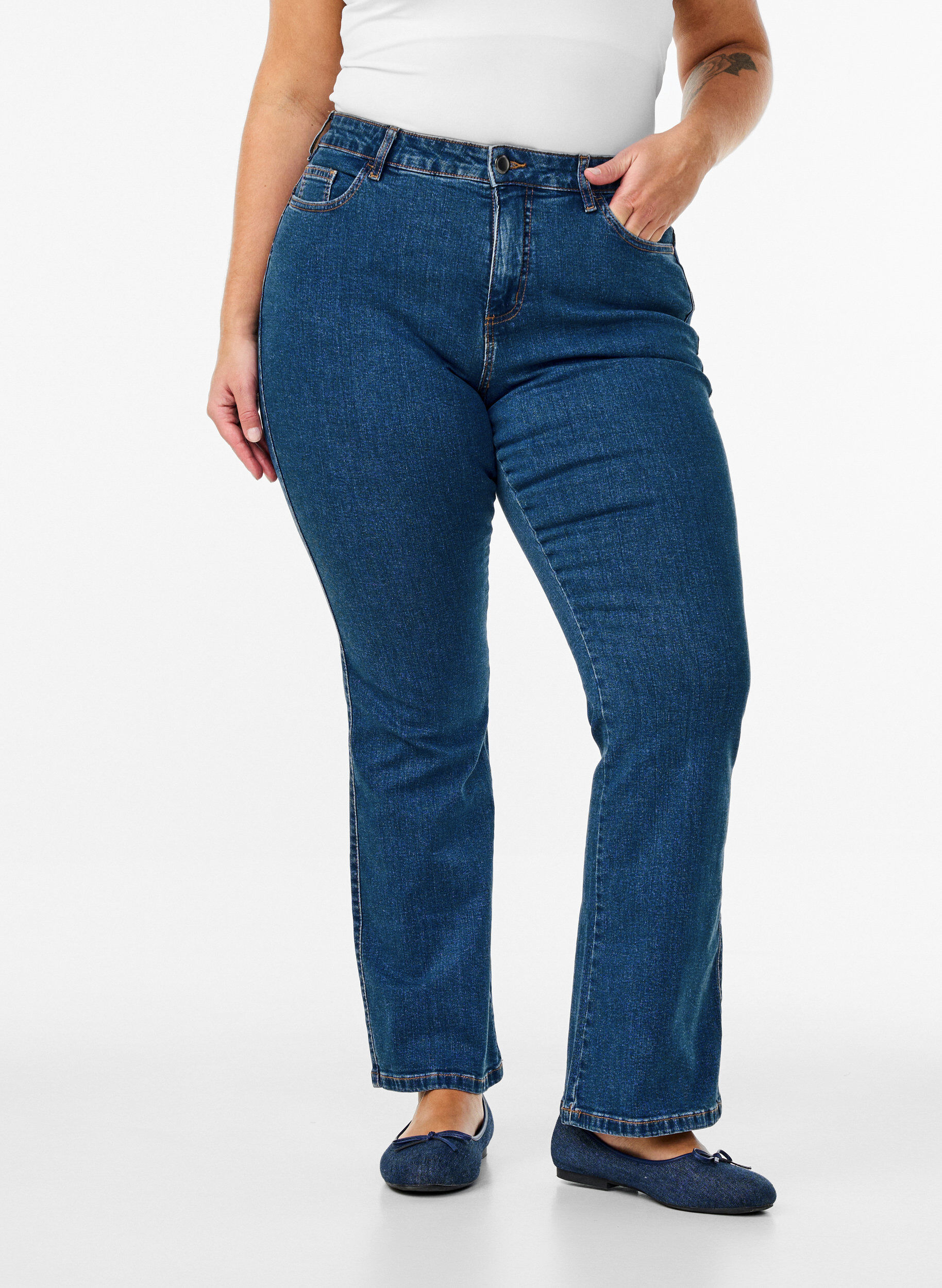 Zizzi Ellen Bootcut-Jeans mit hoher Taille, Blau, Model image number 2