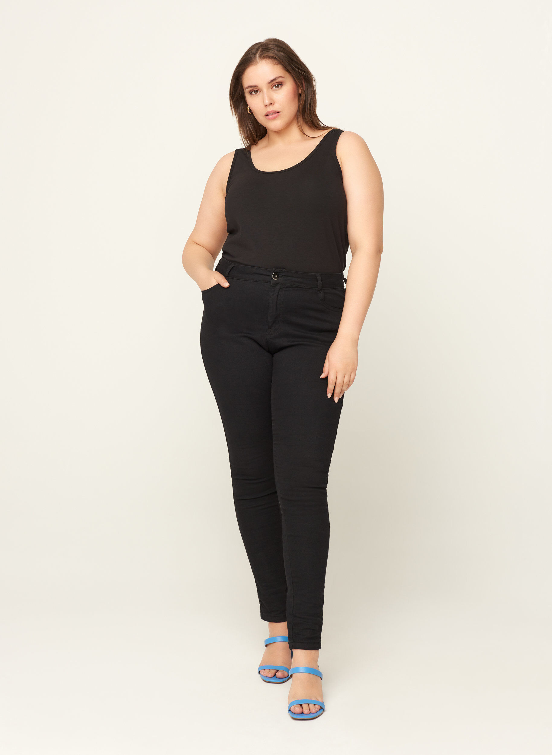Zizzi Einfarbiges Basic Top, Schwarz, Model image number 1