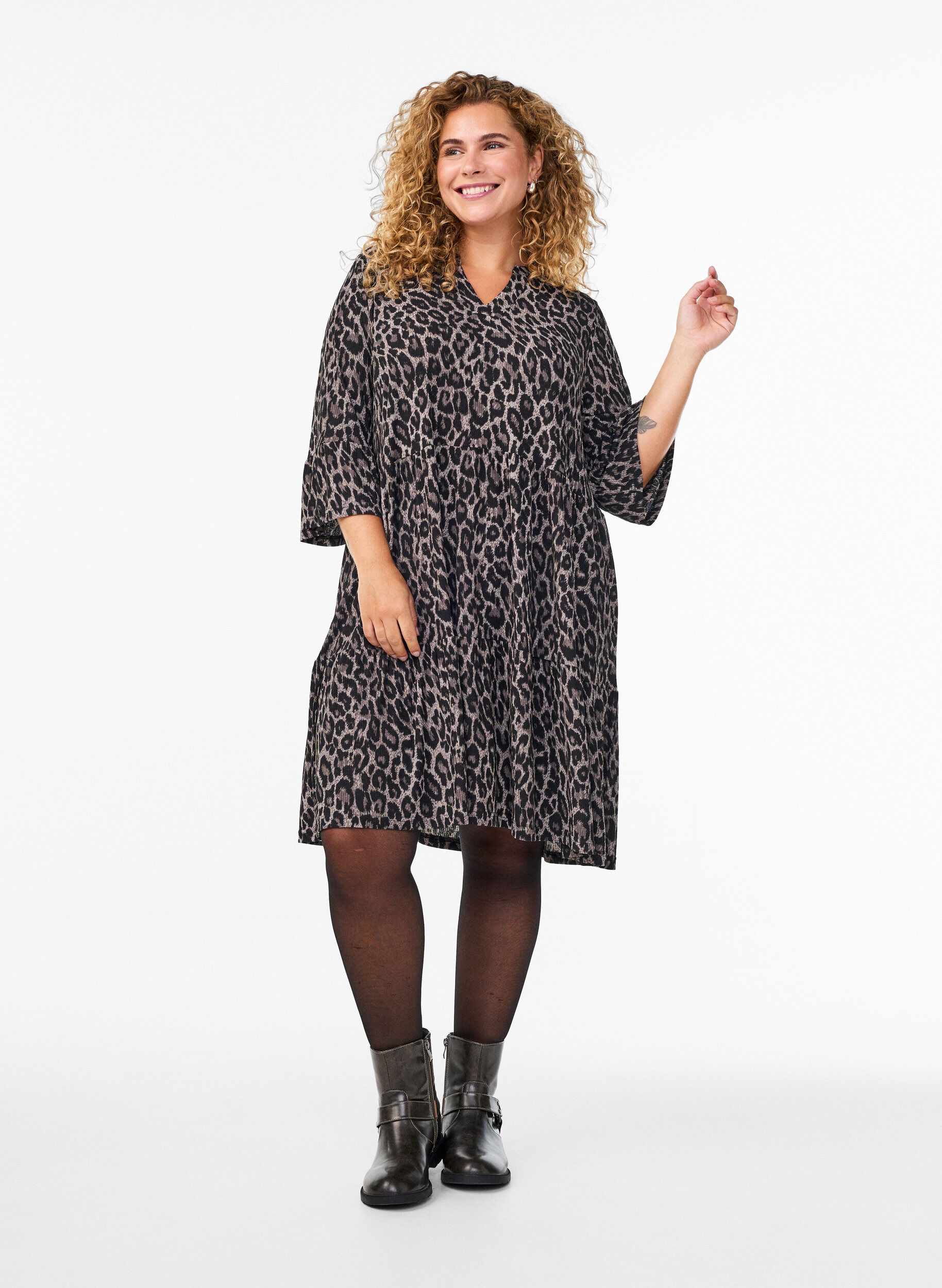 Zizzi Robe trap&egrave;ze courte &agrave; imprim&eacute; l&eacute;opard, Gris anthracite, Model image number 1