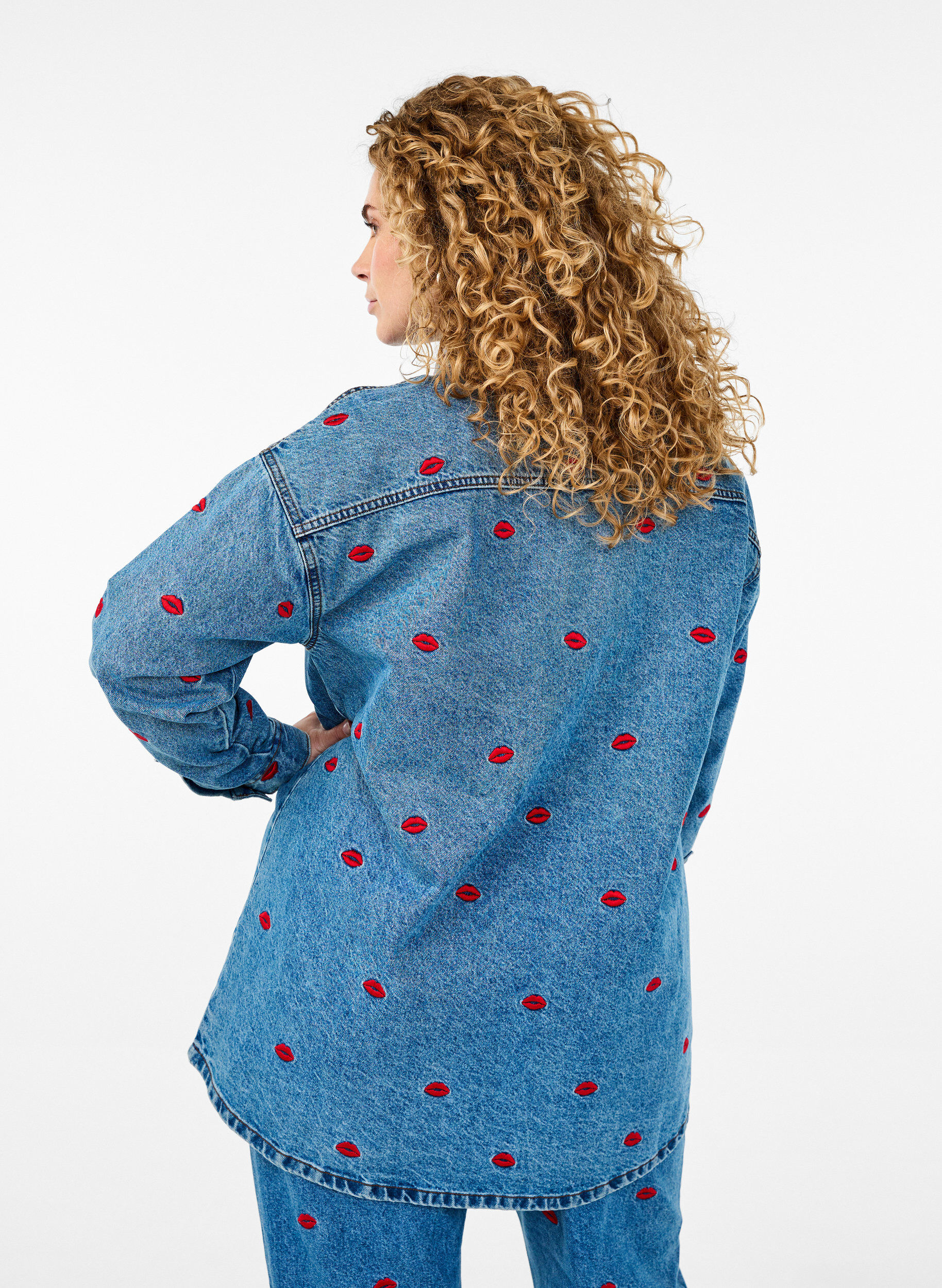 Zizzi Denimhemd mit lockerer Passform und aufgestickten Lippen, Light Blue Kiss, Model image number 1