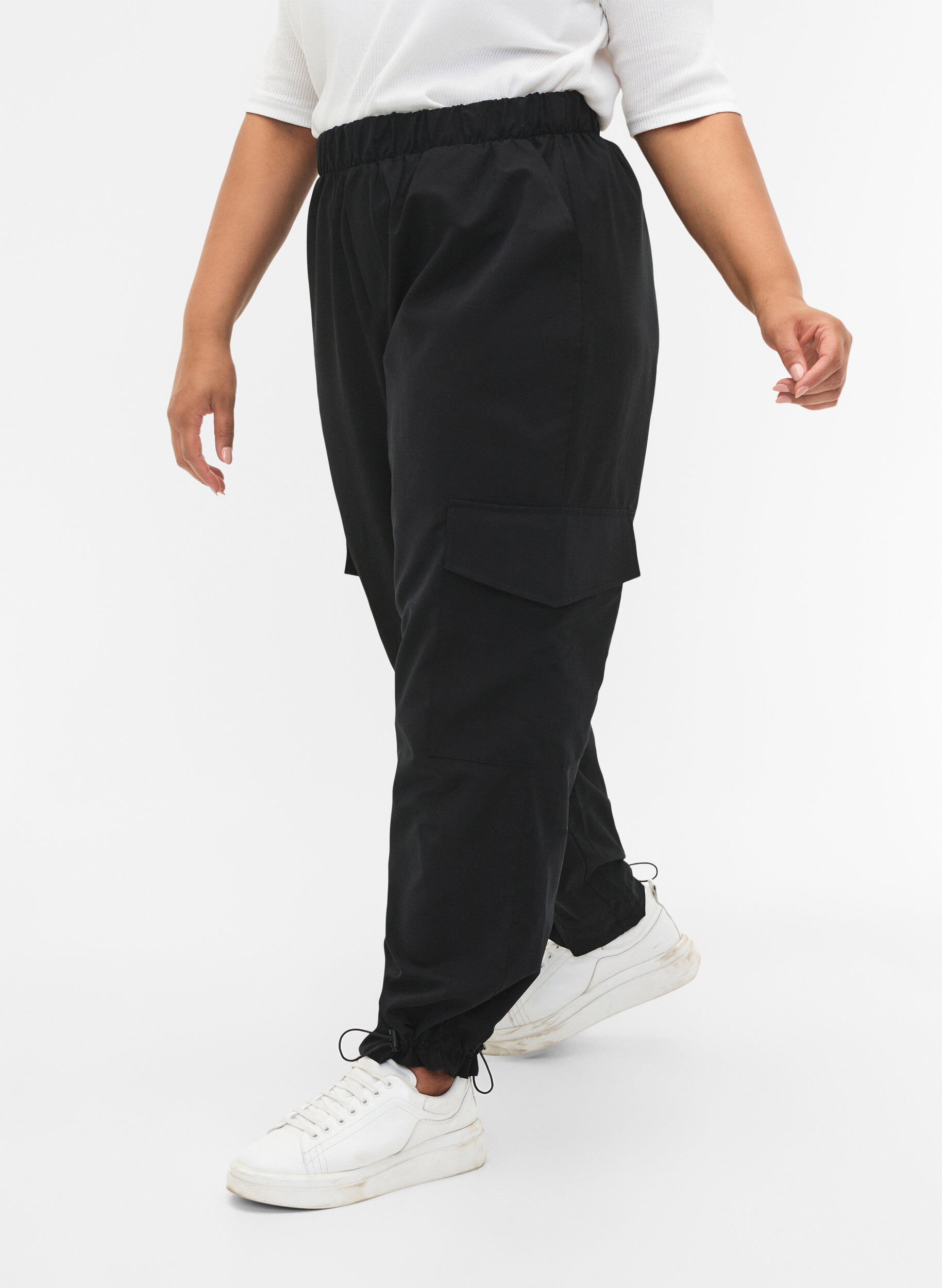 Zizzi Cropped Cargohose mit verstellbarem Gummizug, Black, Model image number 2
