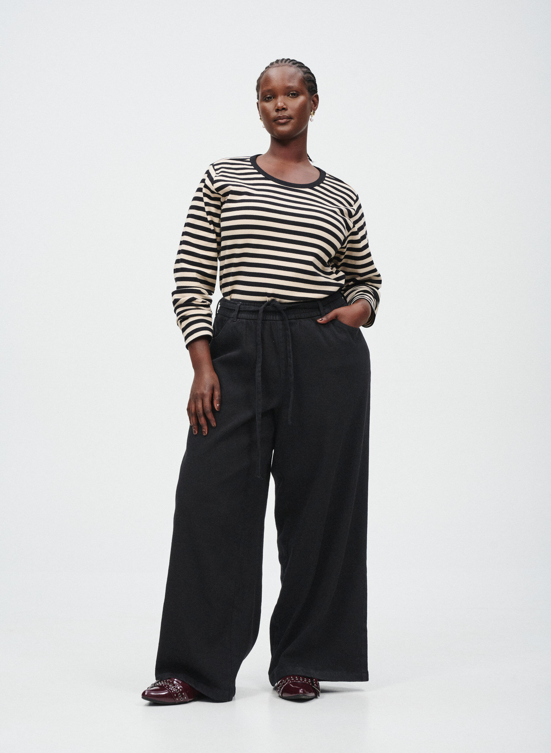 Zizzi Jeans mit lockerer Passform, elastischem Bund und Tunnelzug, Schwarz, Image image number 0