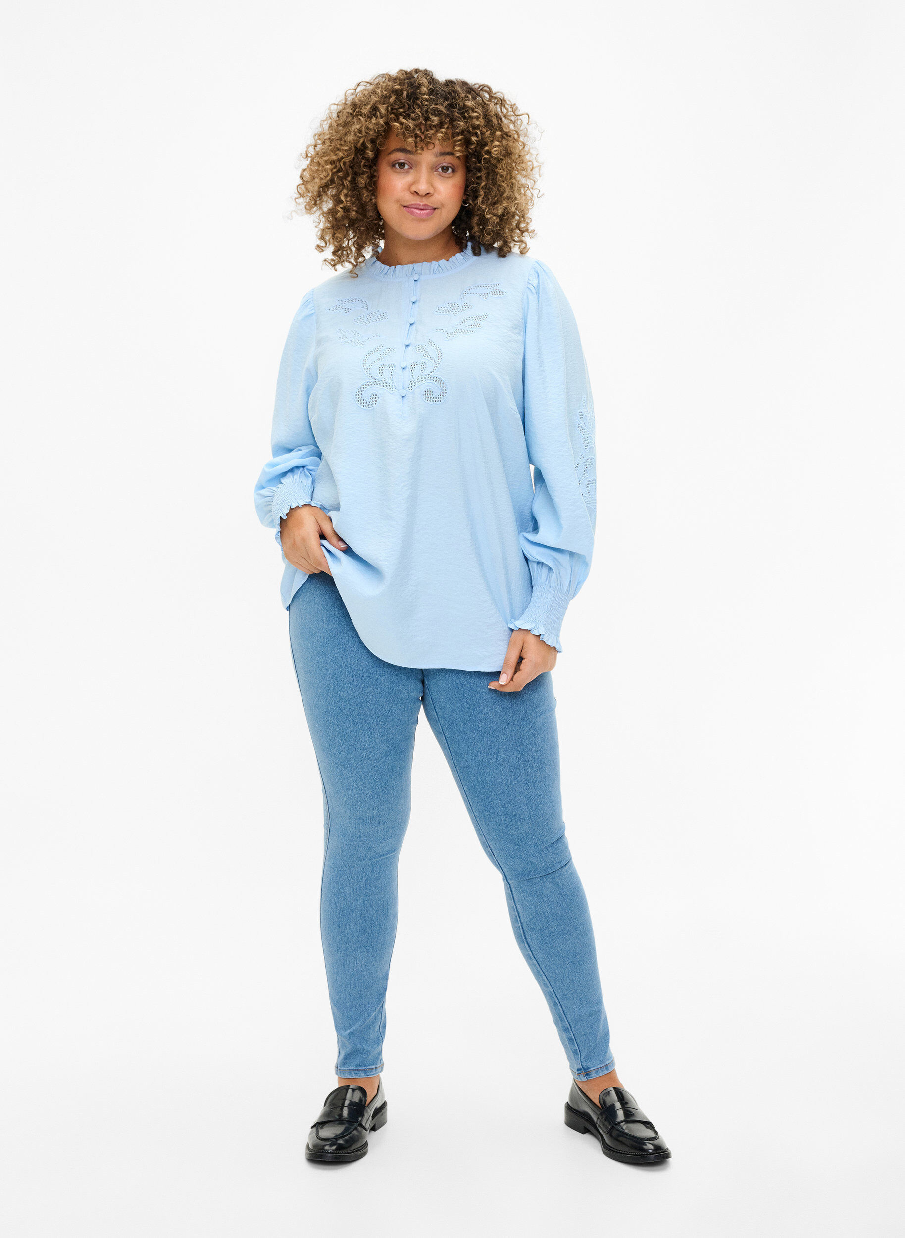 Zizzi Chemisier avec volants et broderie anglaise, Chambray Blue, Model image number 2