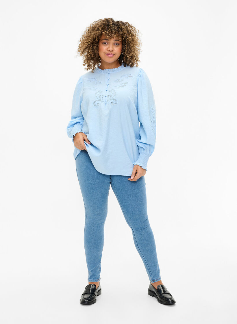 Chemisier avec volants et broderie anglaise, Chambray Blue, Model image number 2