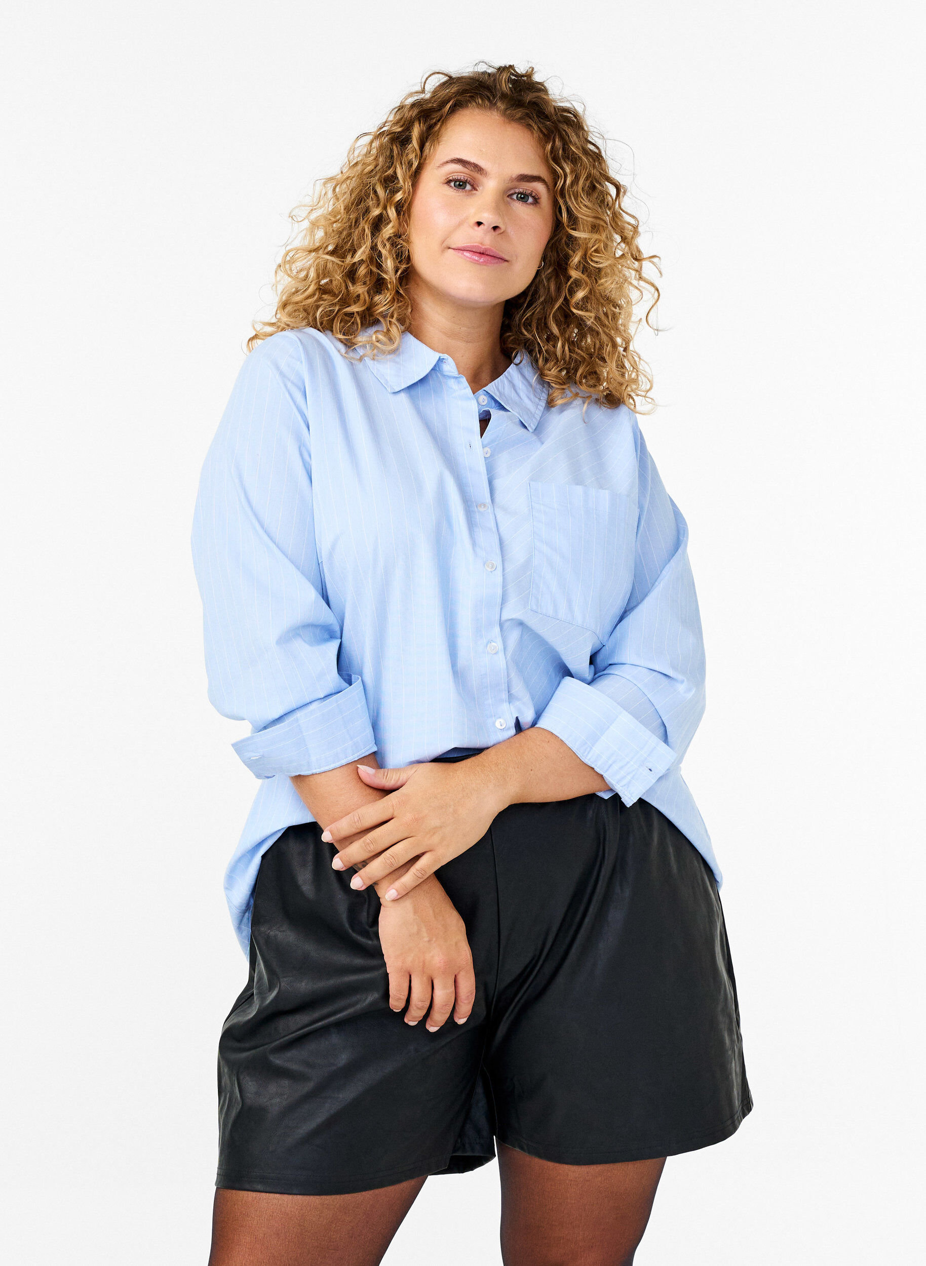 Zizzi Shorts aus Kunstleder in lockerer Passform, Black, Model image number 0