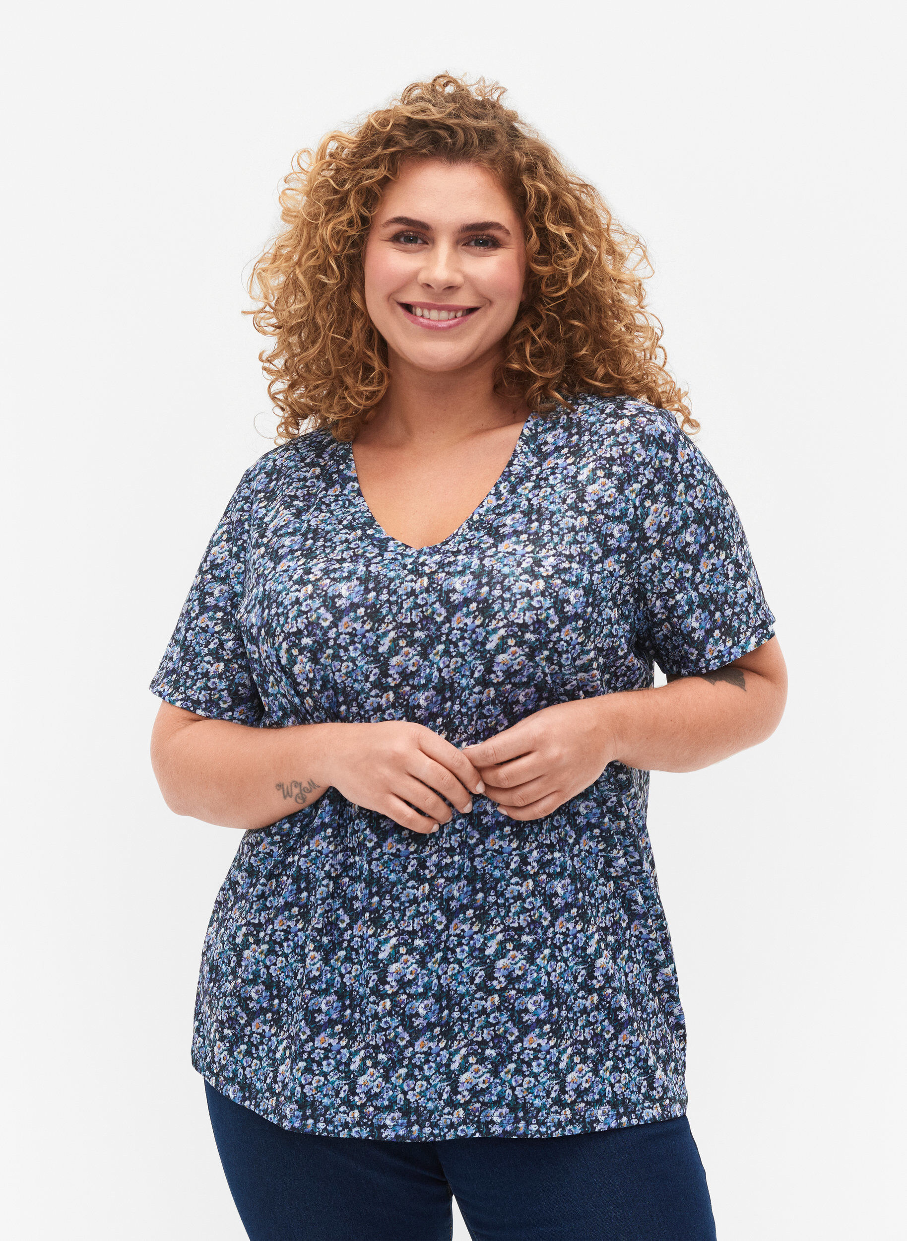 Zizzi FLASH - Bedrucktes T-Shirt mit V-Ausschnitt, Blue Green Ditsy, Model image number 0