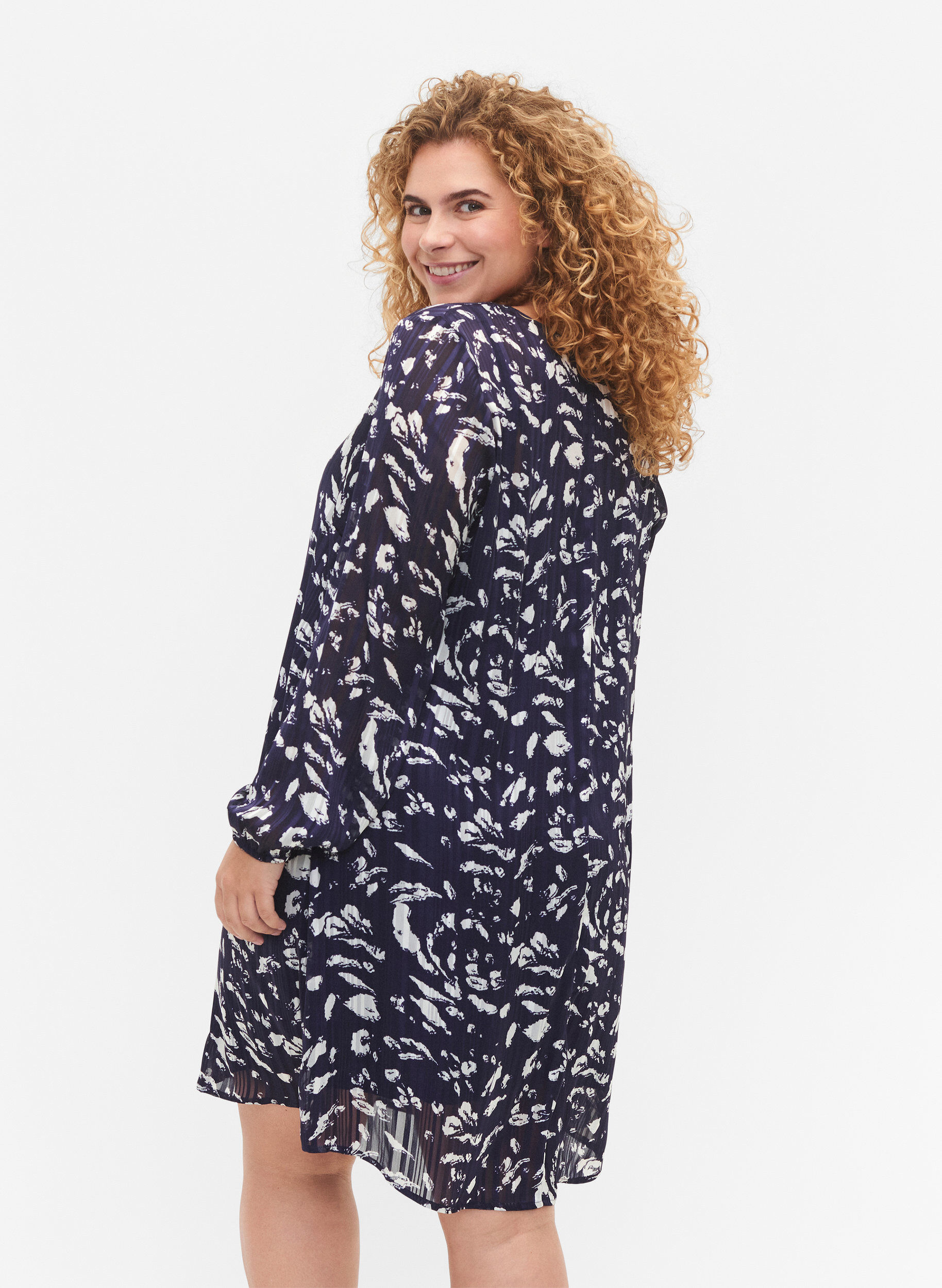 Zizzi Robes &agrave; manches longues avec encolure en V et imprim&eacute;, Blue Leaf AOP, Model image number 1