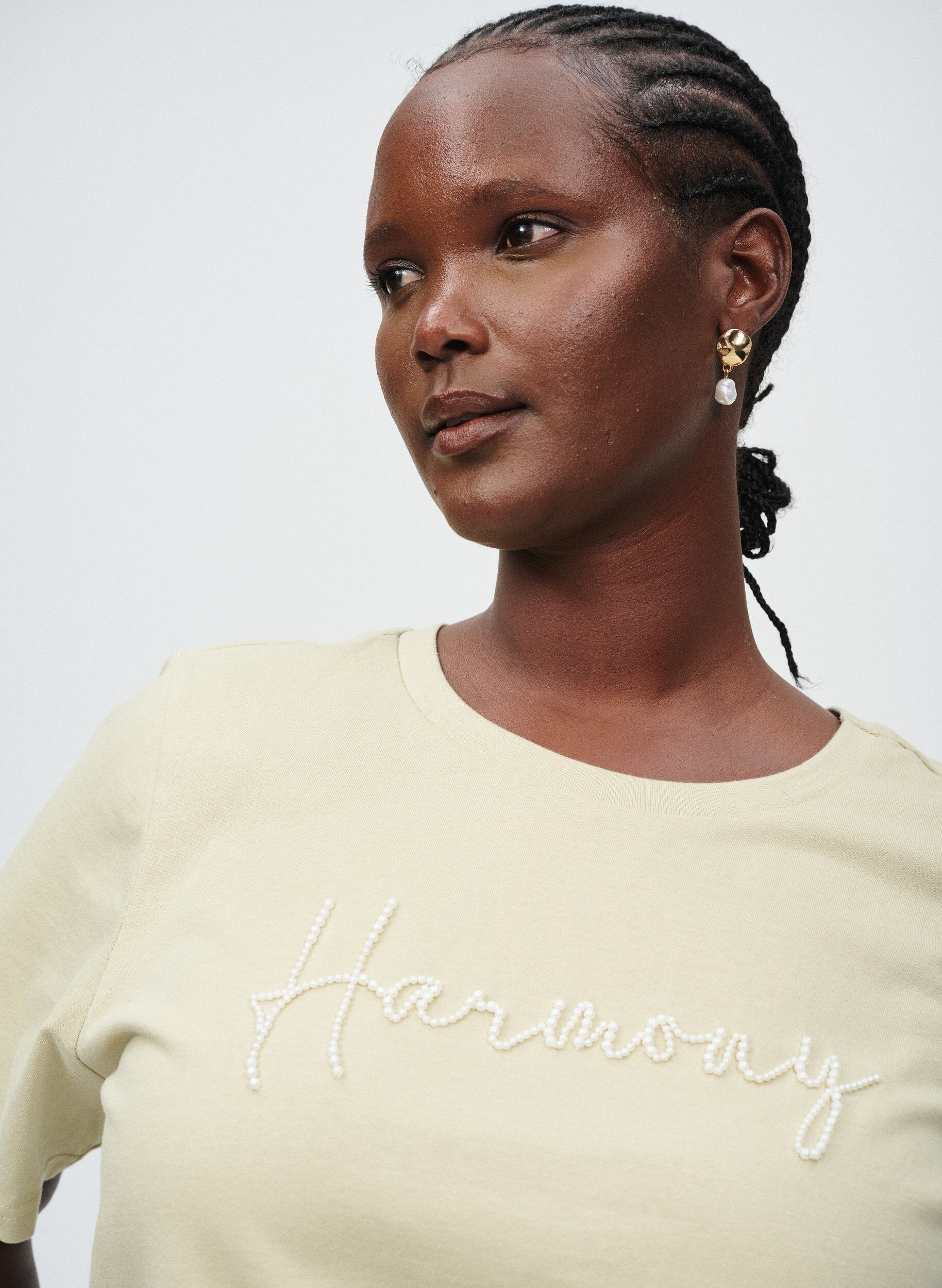 Zizzi T-shirt en coton bio avec inscription perl&eacute;e, Beige, Image image number 0