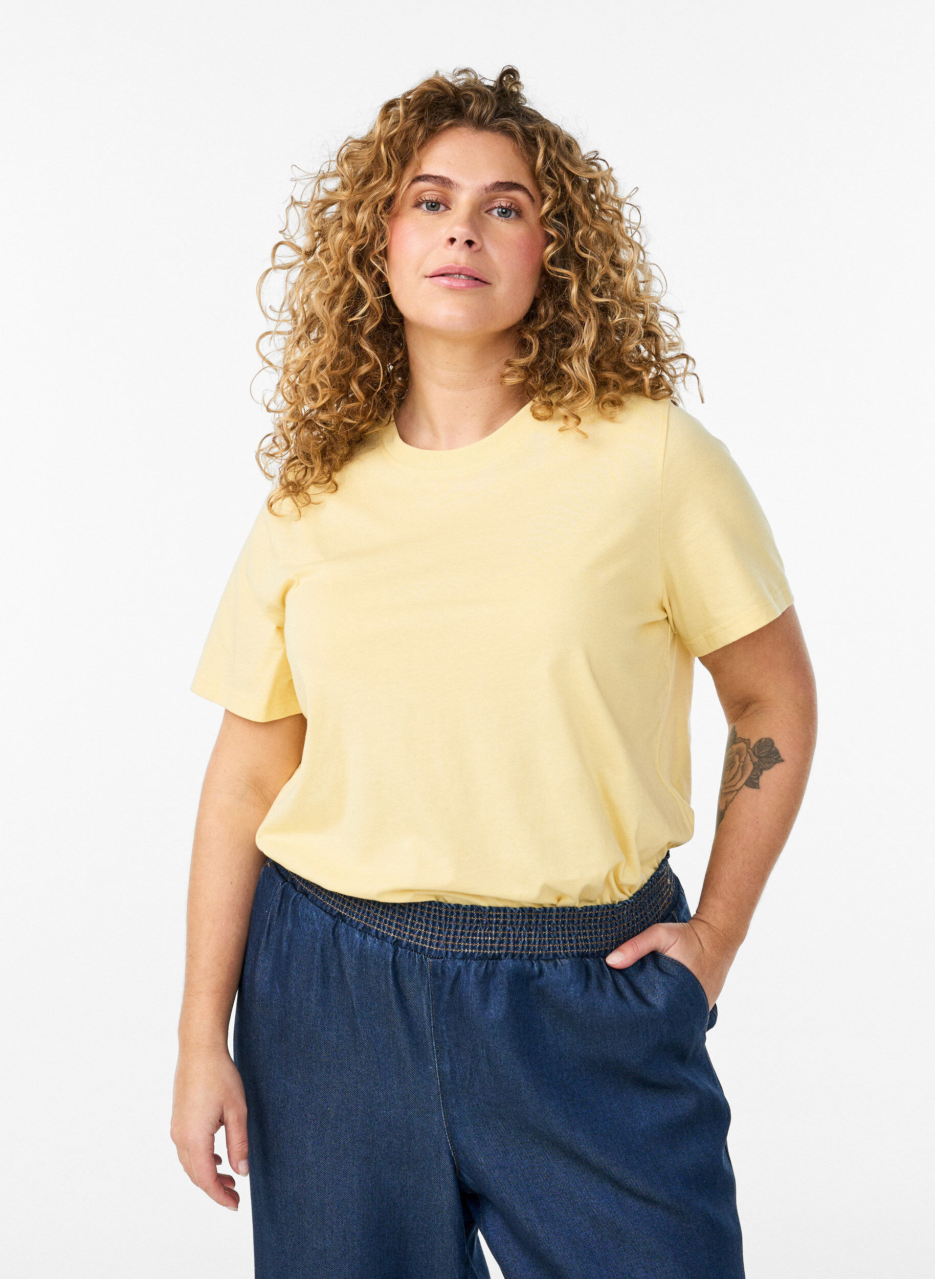 Basic-T-Shirt aus Baumwolle mit Rundhalsausschnitt, Gelb, Model