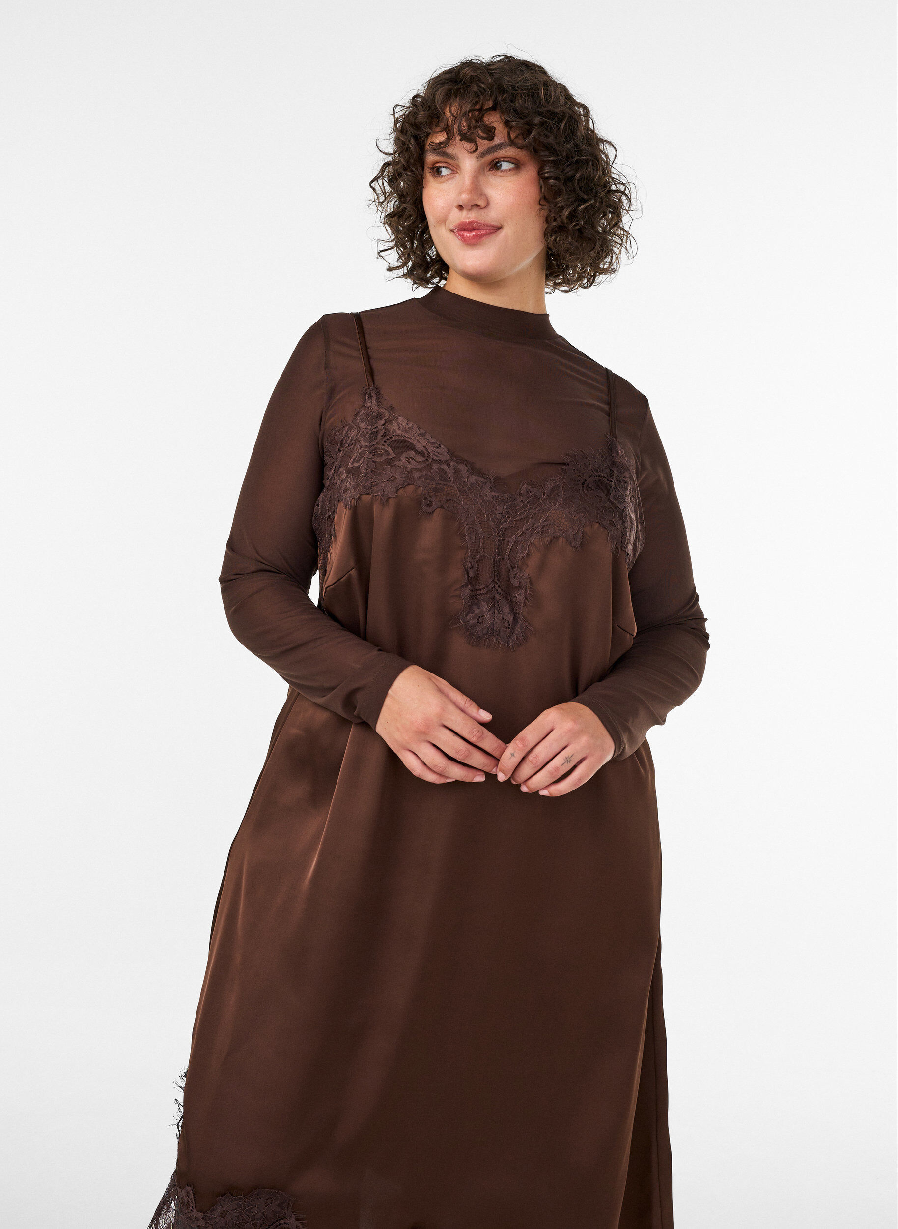 ZizziRobe en satin avec dentelle et ourlet asym&eacute;trique, Marron, Model image number 2