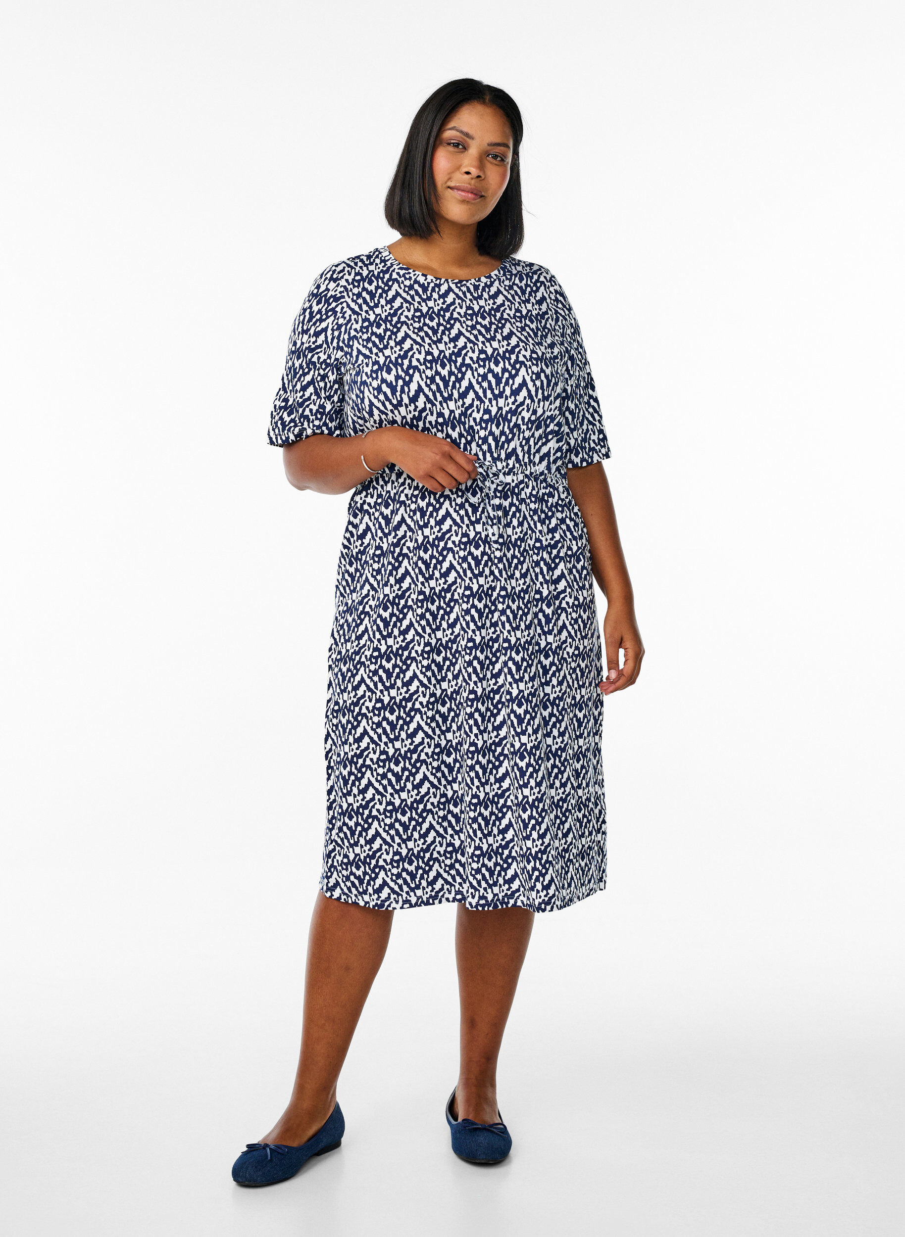 Mittellanges Jerseykleid mit Bindeg&uuml;rtel an der Taille, Blau, Model