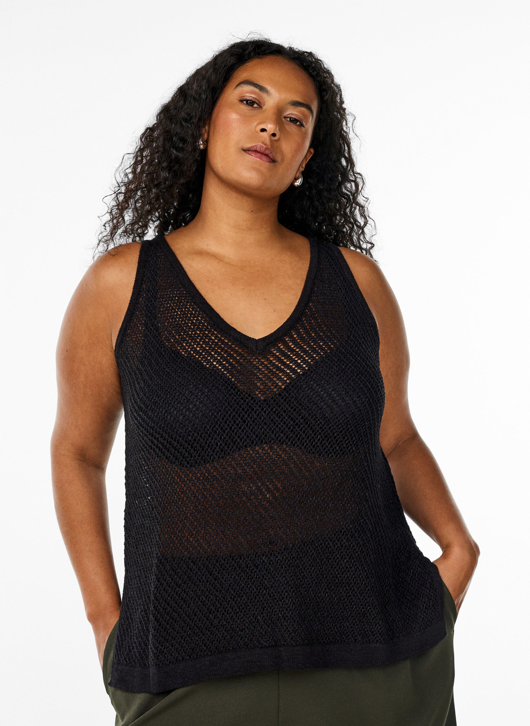 FLASH - &Auml;rmelloser Stricktop mit V-Ausschnitt, Schwarz, Model