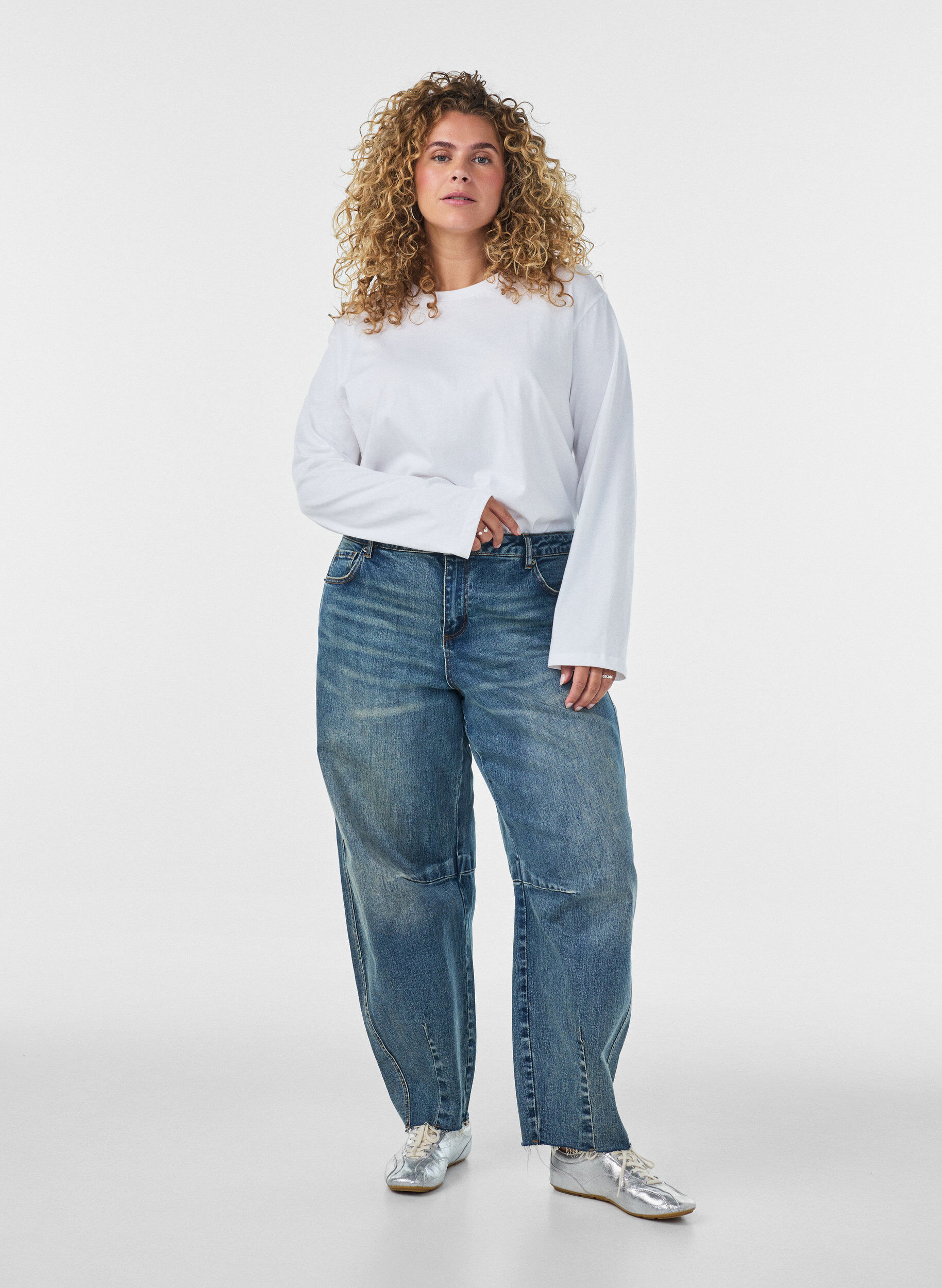Barrel Fit Jeans mit Used-Waschung, Blau, Model