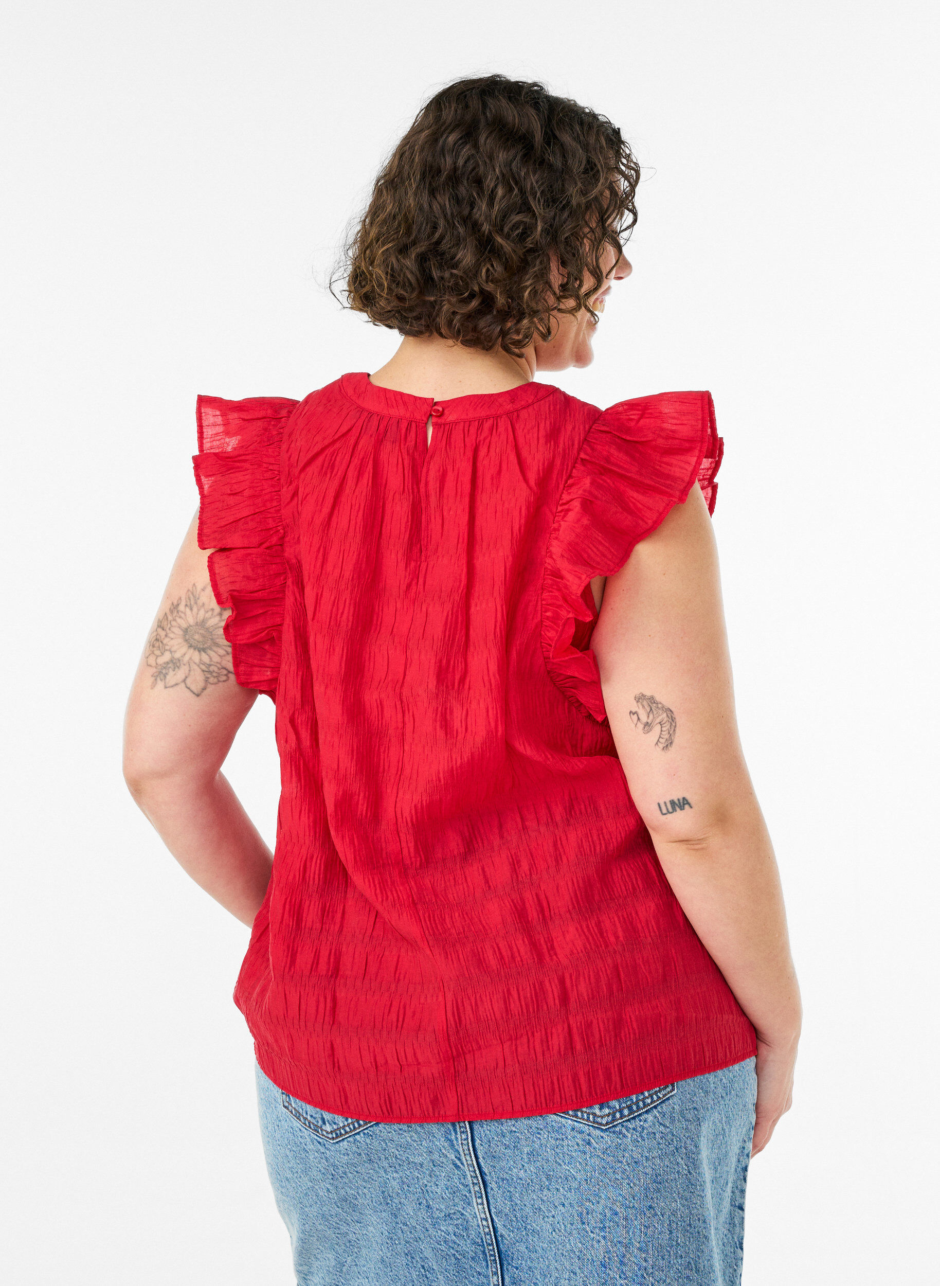 Zizzi&Auml;rmellose Bluse mit Struktur und R&uuml;schen, Rot, Model image number 2