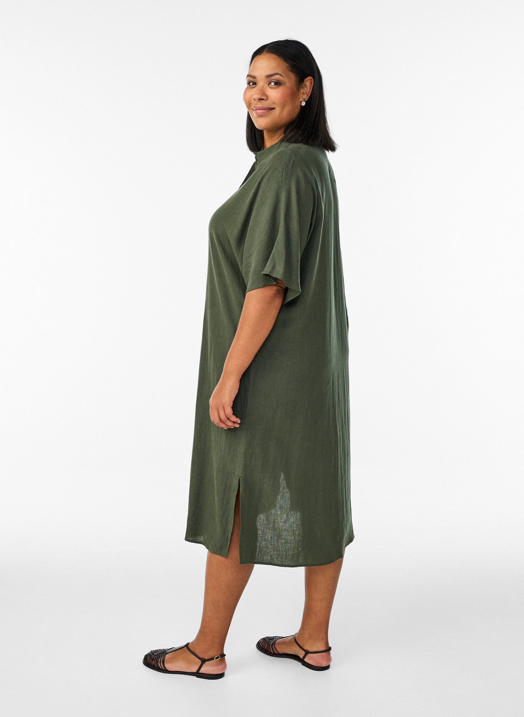 Zizzi Robe chemise en lin et viscose &agrave; manches courtes, Vert, Model image number 2