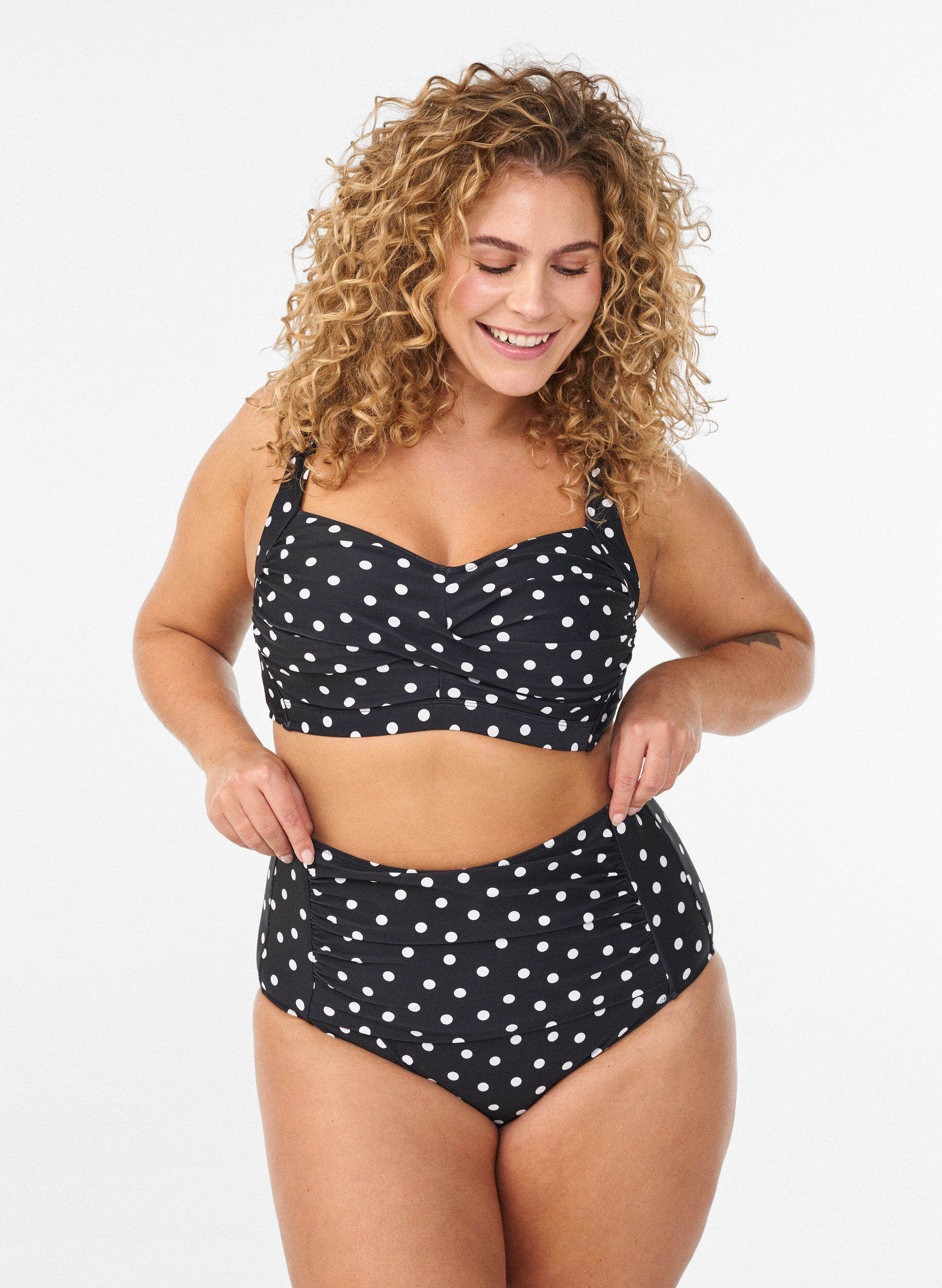 Zizzi Culotte de bikini imprim&eacute;e et taille haute, Noir, Model image number 0