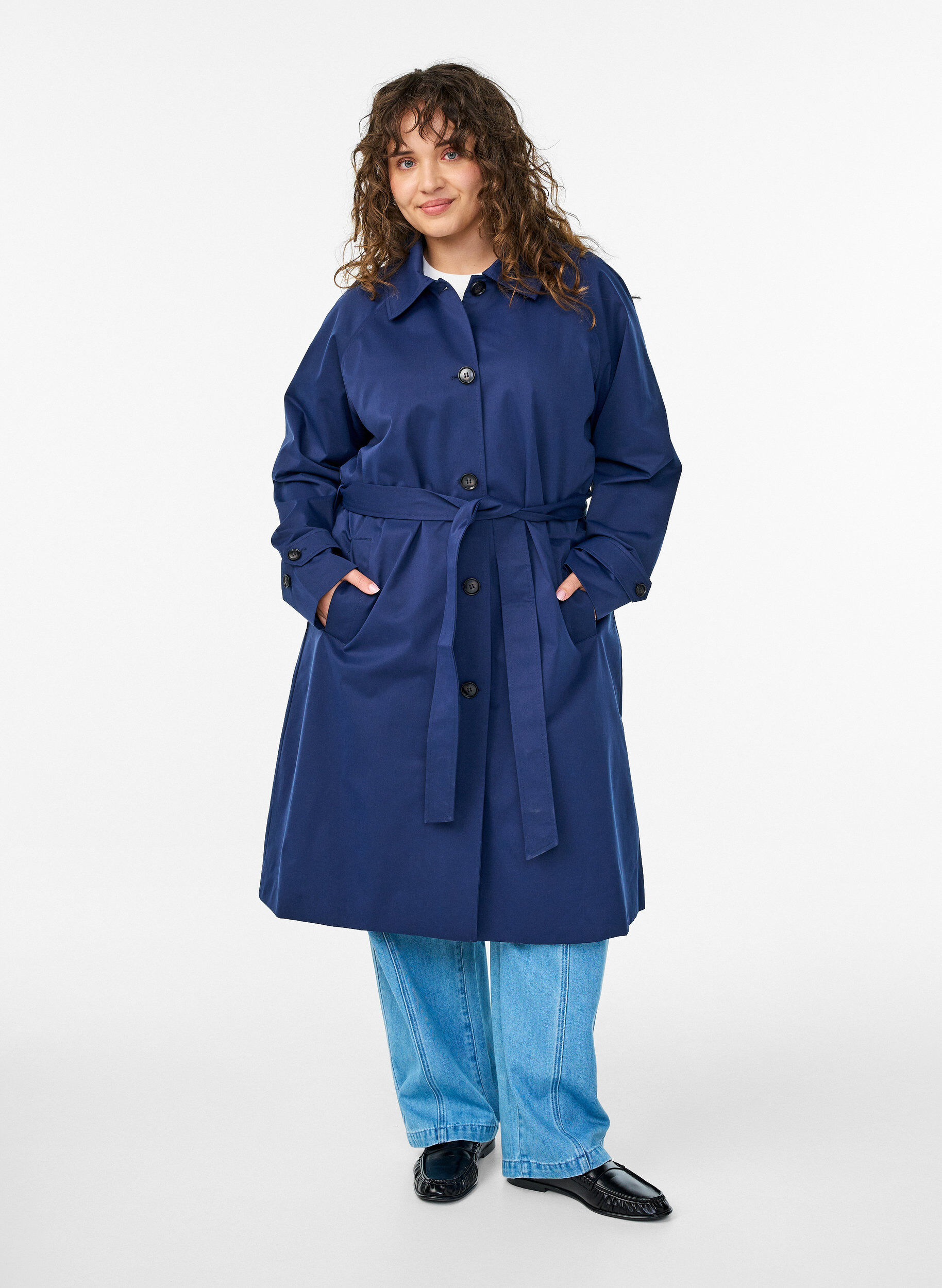 Zizzi Trenchcoat mit G&uuml;rtel und Schlitzen, Blau, Model image number 0