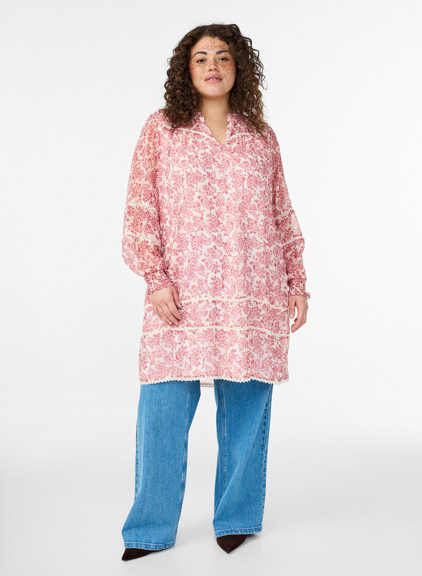 Kurzes Chiffonkleid mit Häkel­details, Rot, Model