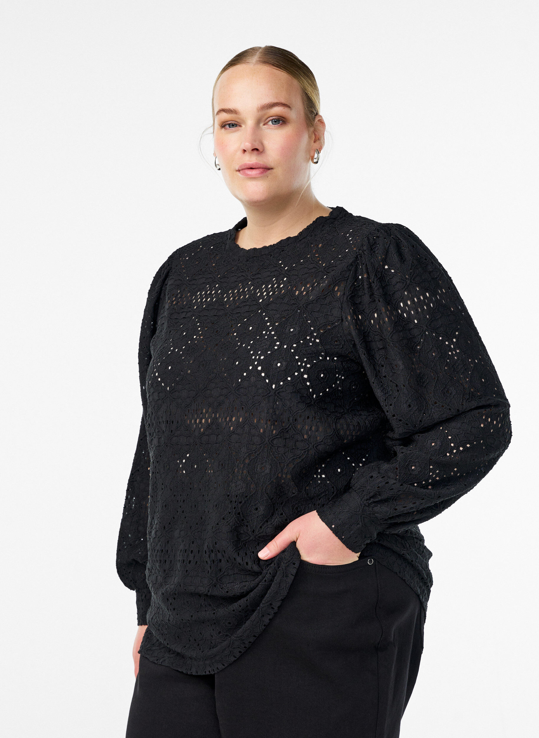 Blouse &agrave; manches longues avec broderie ajour&eacute;e, Noir, Model
