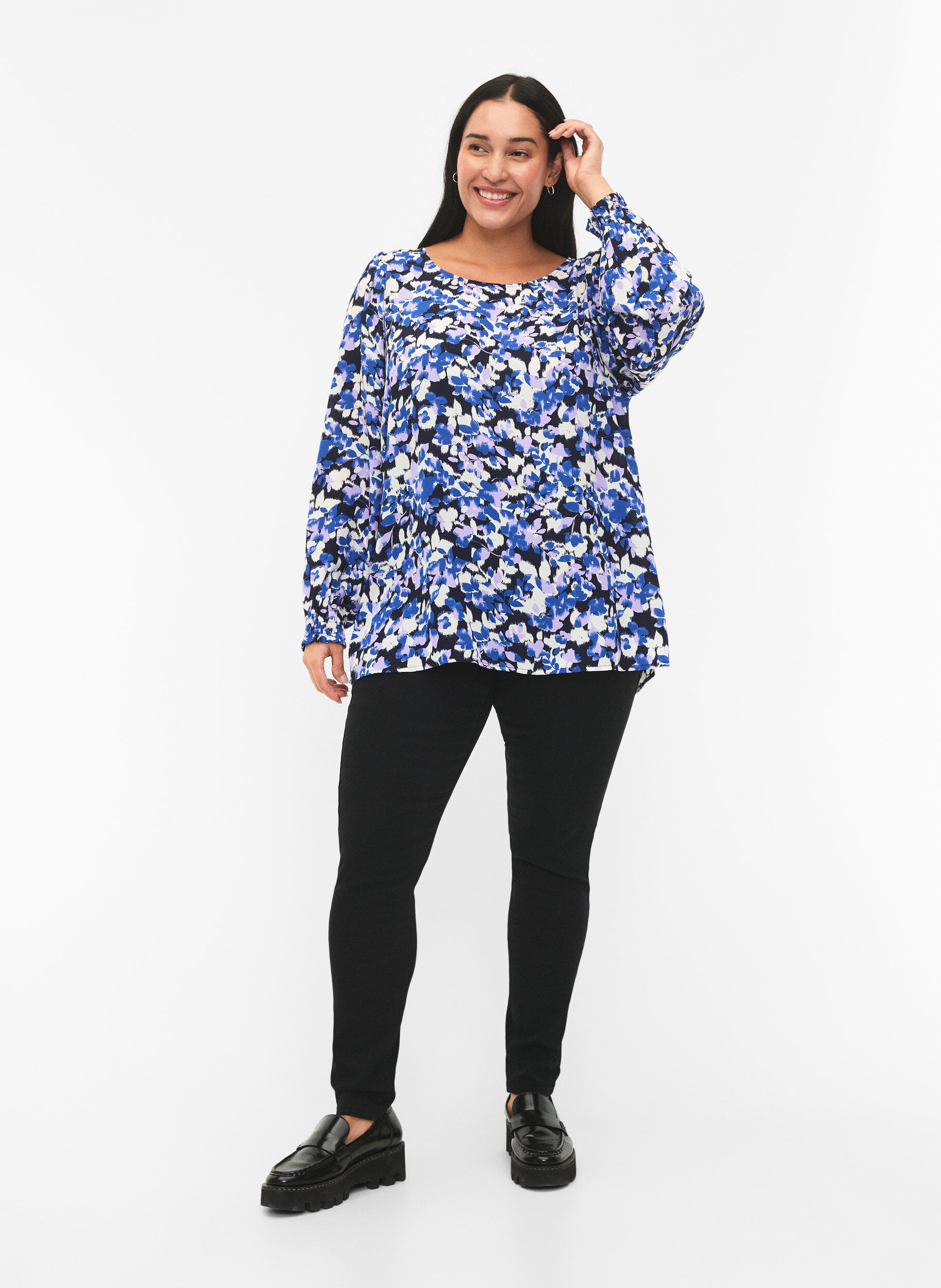 Zizzi FLASH - Lang&auml;rmelige Bluse gesmokt und bedruckt, Blue Purple Flower, Model image number 2