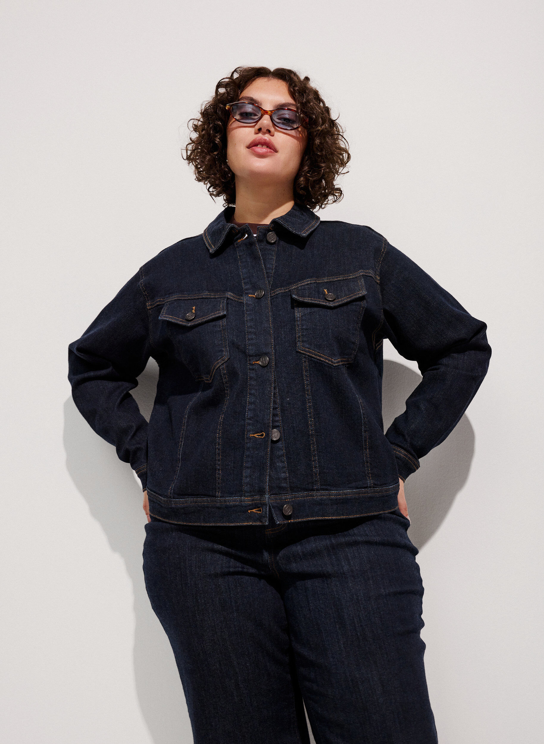 Veste en jean classique avec surpiq&ucirc;res contrastantes, Bleu, Model