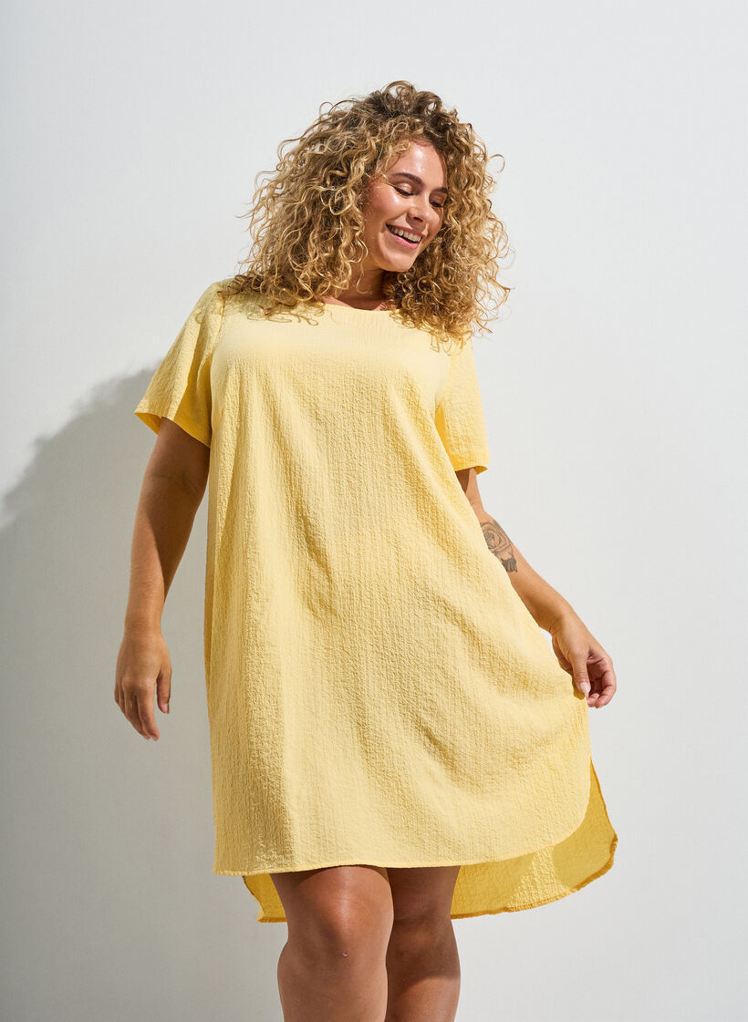 Robe courte avec texture froiss&eacute;e et manches courtes, Jaune clair, Image image number 0